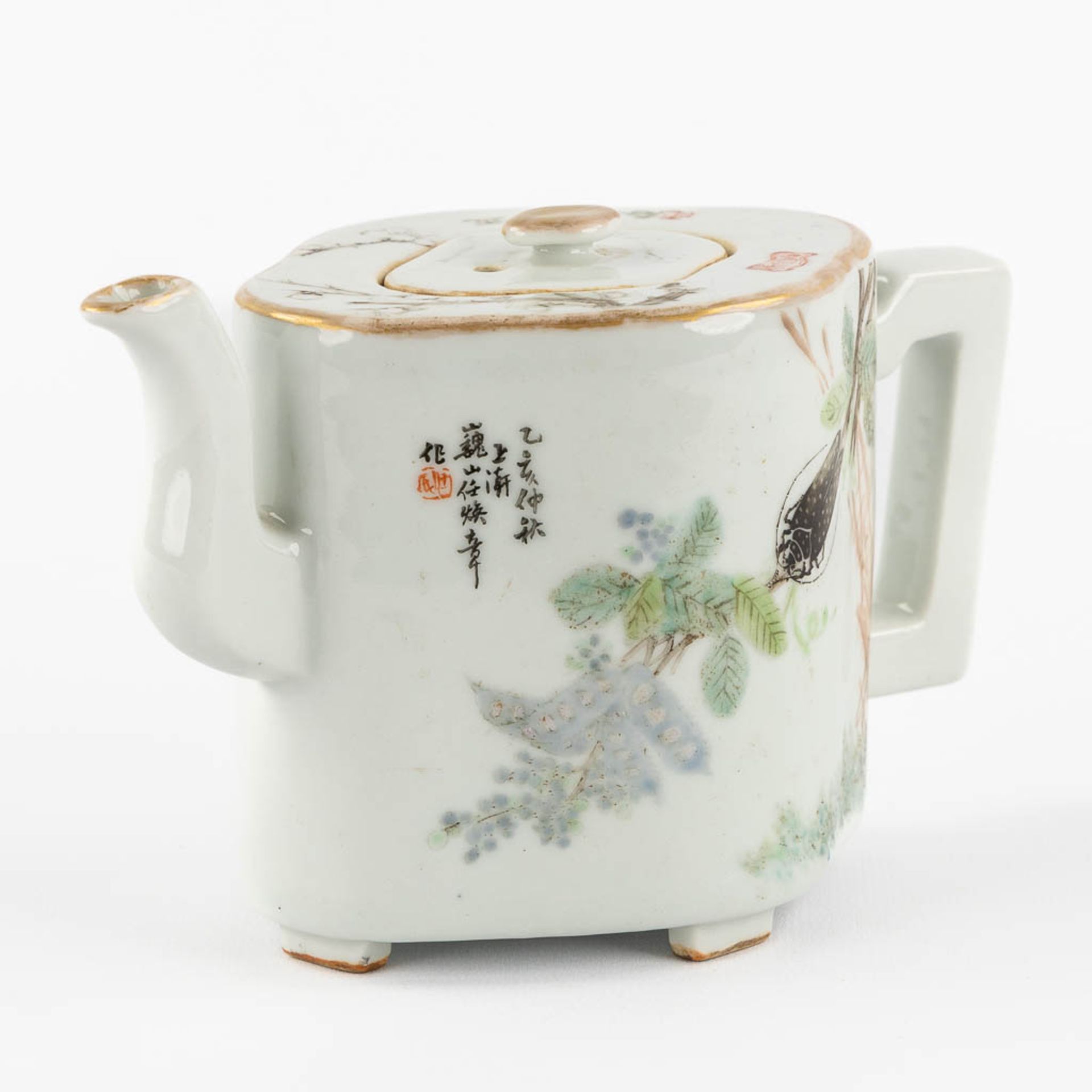 A Chinese teapot decorated with Fauna and Flora. Guangxu Mark. (L:9 x W:17 x H:10 cm) - Bild 3 aus 13