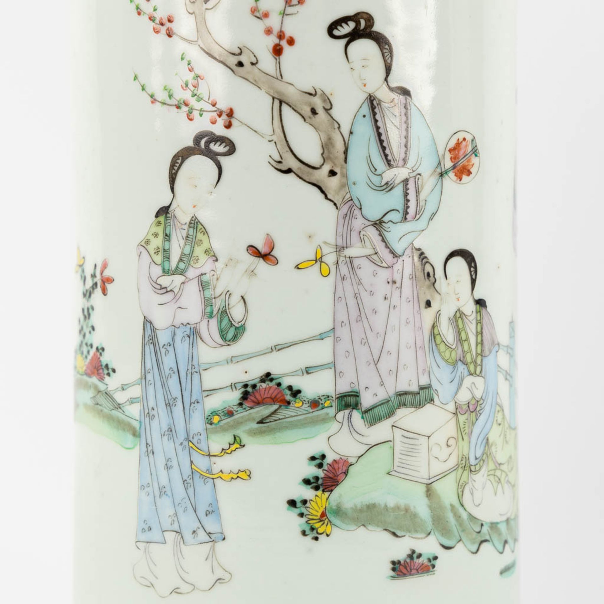 Two Chinese 'Hat Stands' Famille rose decorated with ladies, fauna and flora. (H:28 x D:12,5 cm) - Bild 15 aus 15