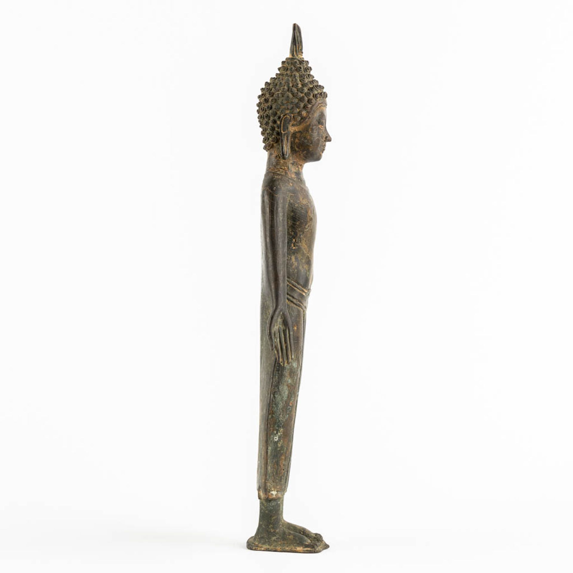 A Thai figurine of a standing Buddha, Patinated bronze. (W:16 x H:44 cm) - Image 4 of 10