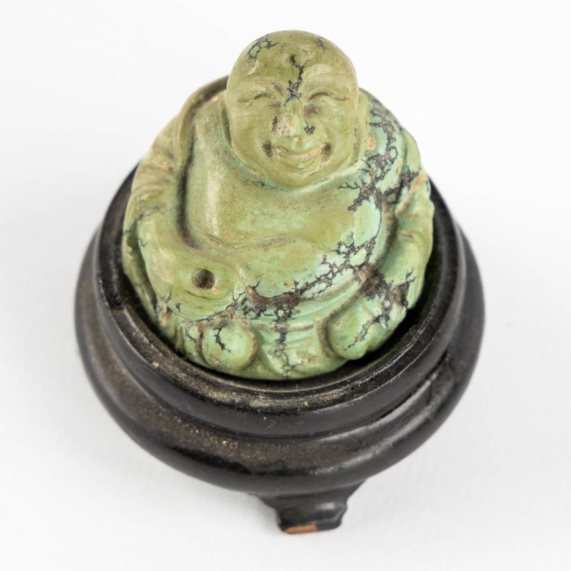 Six Buddha and a snuff bottle, Sculptured hardstones or jade. China. (L:6 x W:8 x H:11,5 cm) - Image 15 of 16