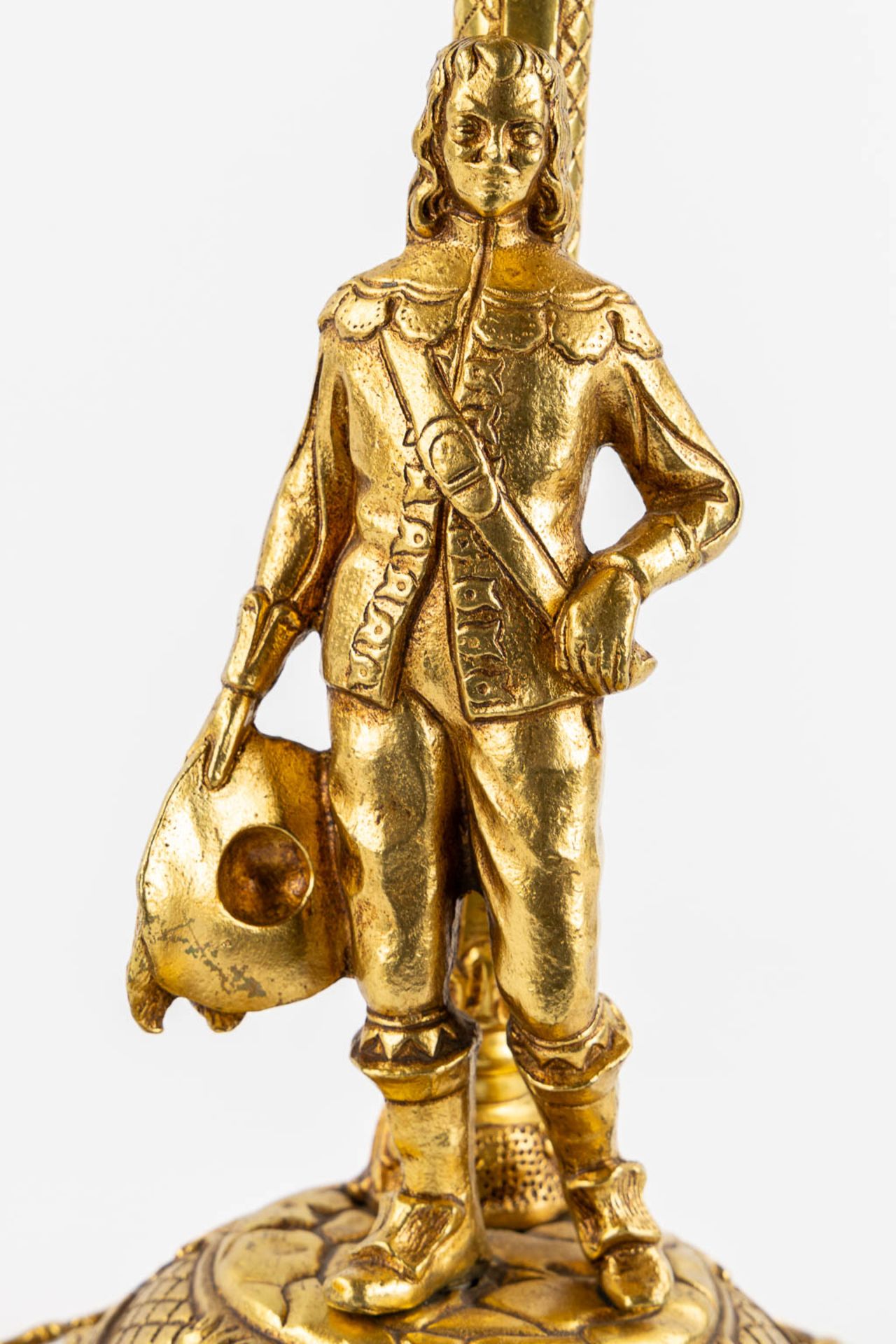 A large and decorative table lamp with a musketeer figurine, gilt bronze. 20th C. (H:61 x D:46 cm) - Image 7 of 11