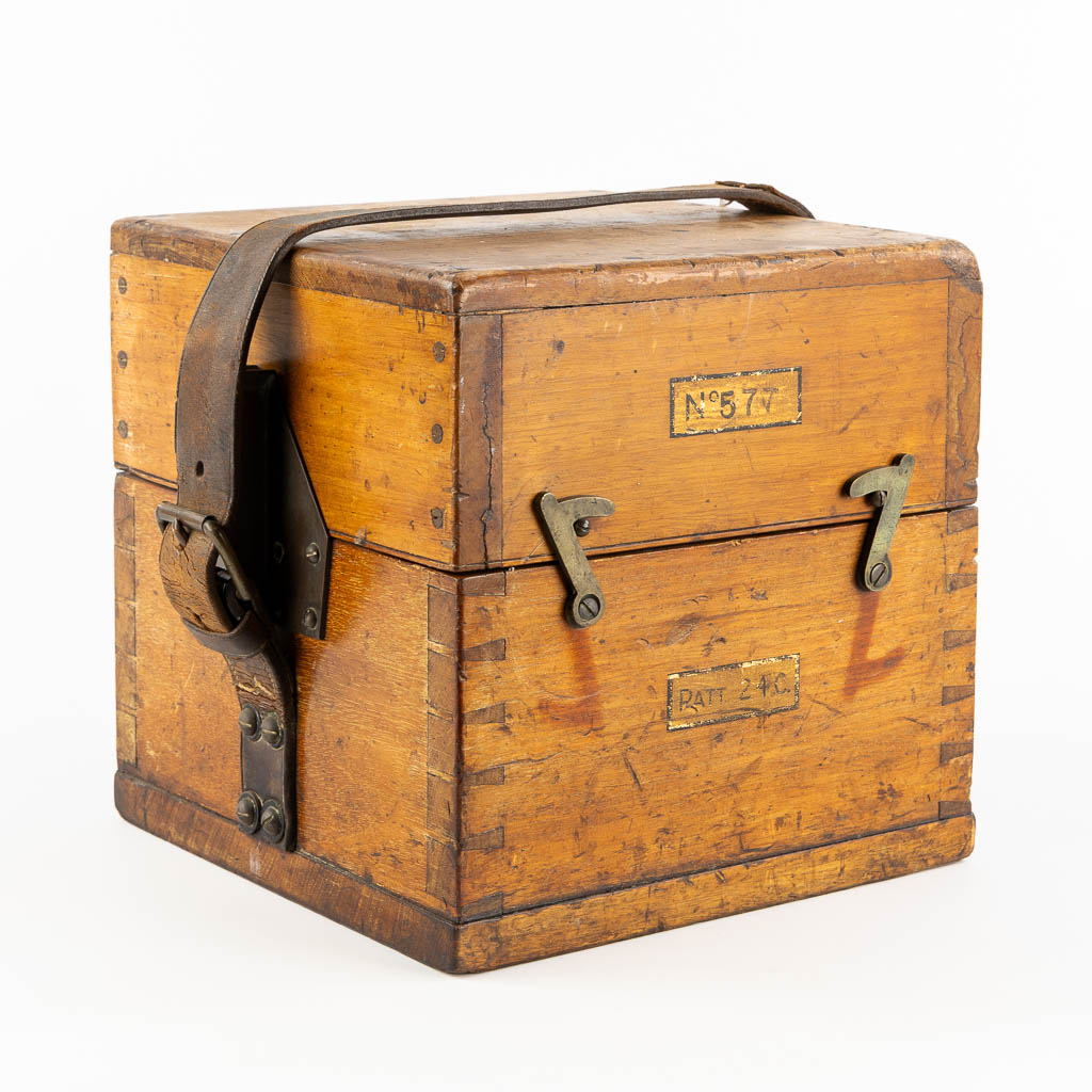 Sestrel Glasgow, An antique compass in a wood box. (L:26 x W:26 x H:26 cm) - Bild 3 aus 11