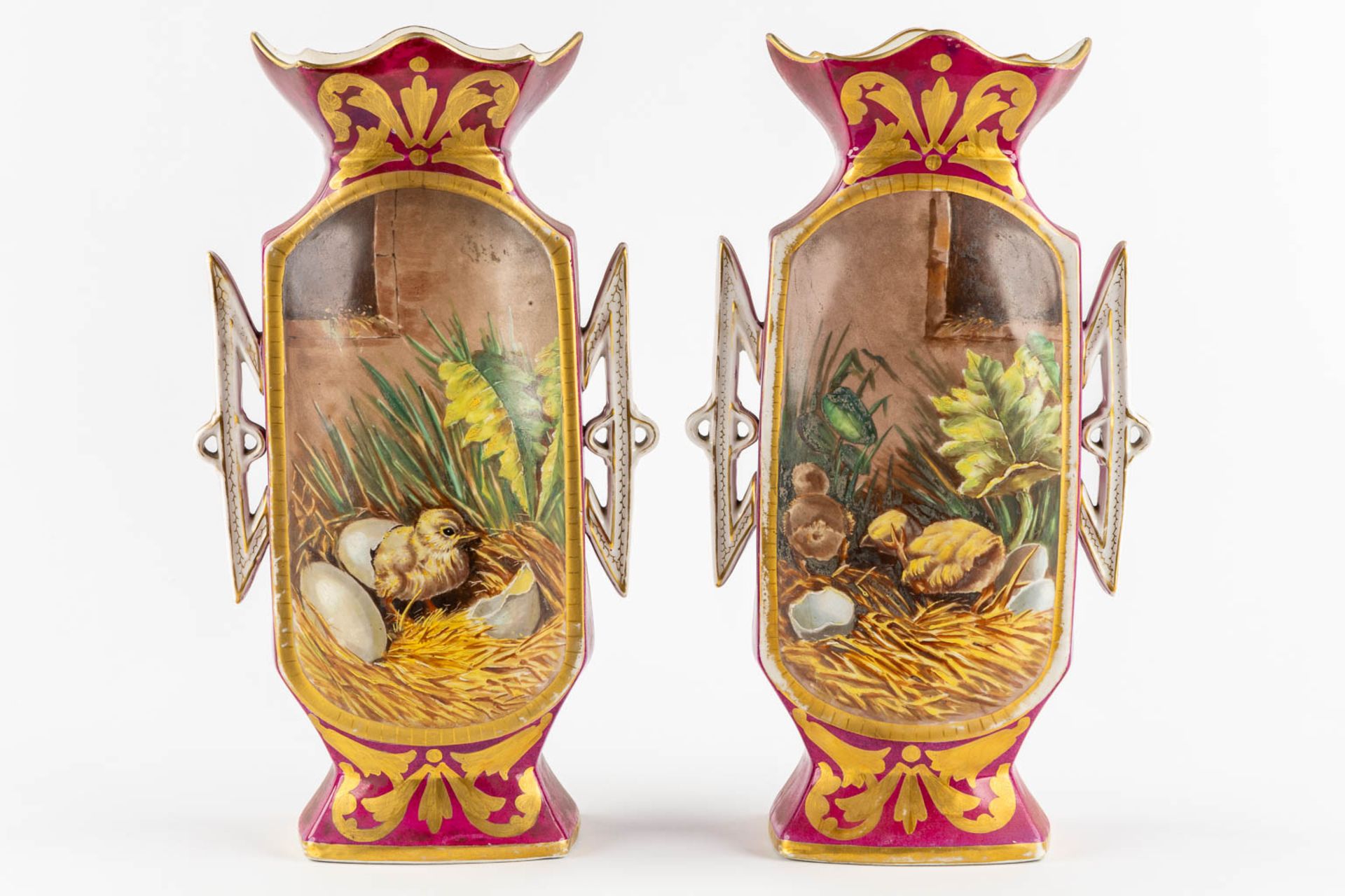 Vieux Bruxelles, a pair of vases with 'Hatching Ducklings'. 19th C. (L:12 x W:23 x H:40 cm) - Image 3 of 10