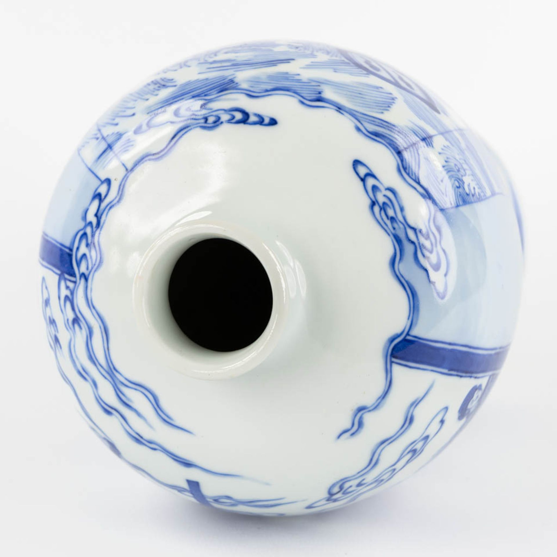 A Chinese 'Meiping' vase, blue-white decor. 20th C. (H:25 x D:15 cm) - Image 10 of 14