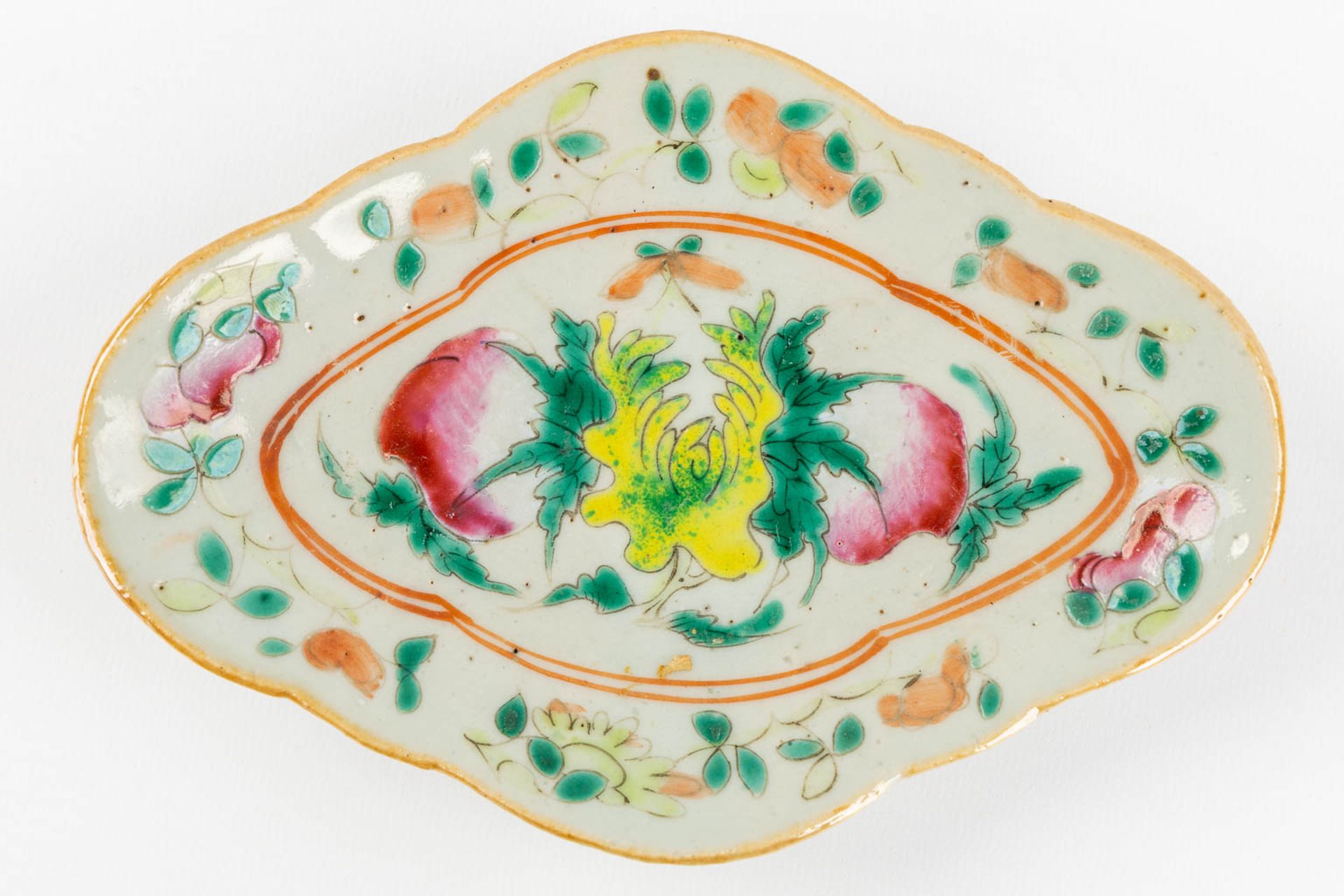 Four Oriental polychrome porcelain bowls, decorated with peaches and flowers. (L:12 x W:17 x H:4 cm) - Bild 9 aus 9