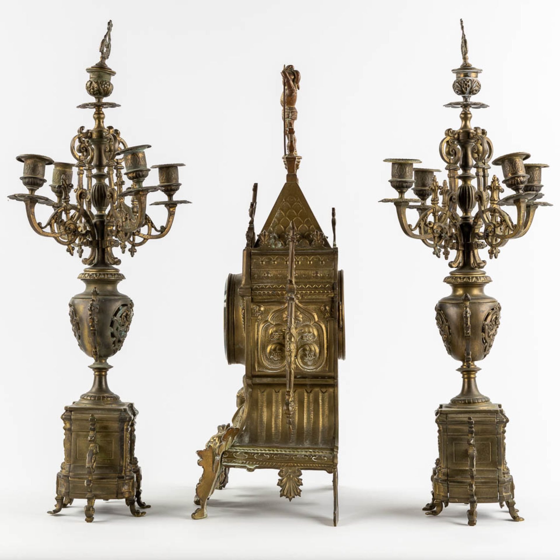 A three-piece mantle garniture in the shape of a castle with a knight, patinated bronze. Circa 1900. - Bild 6 aus 14