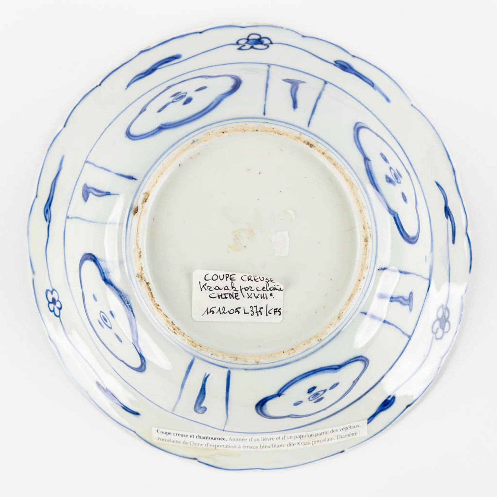A Chinese 'Kraak' porcelain bowl, blue-white. (H:6 x D:21 cm) - Bild 6 aus 7