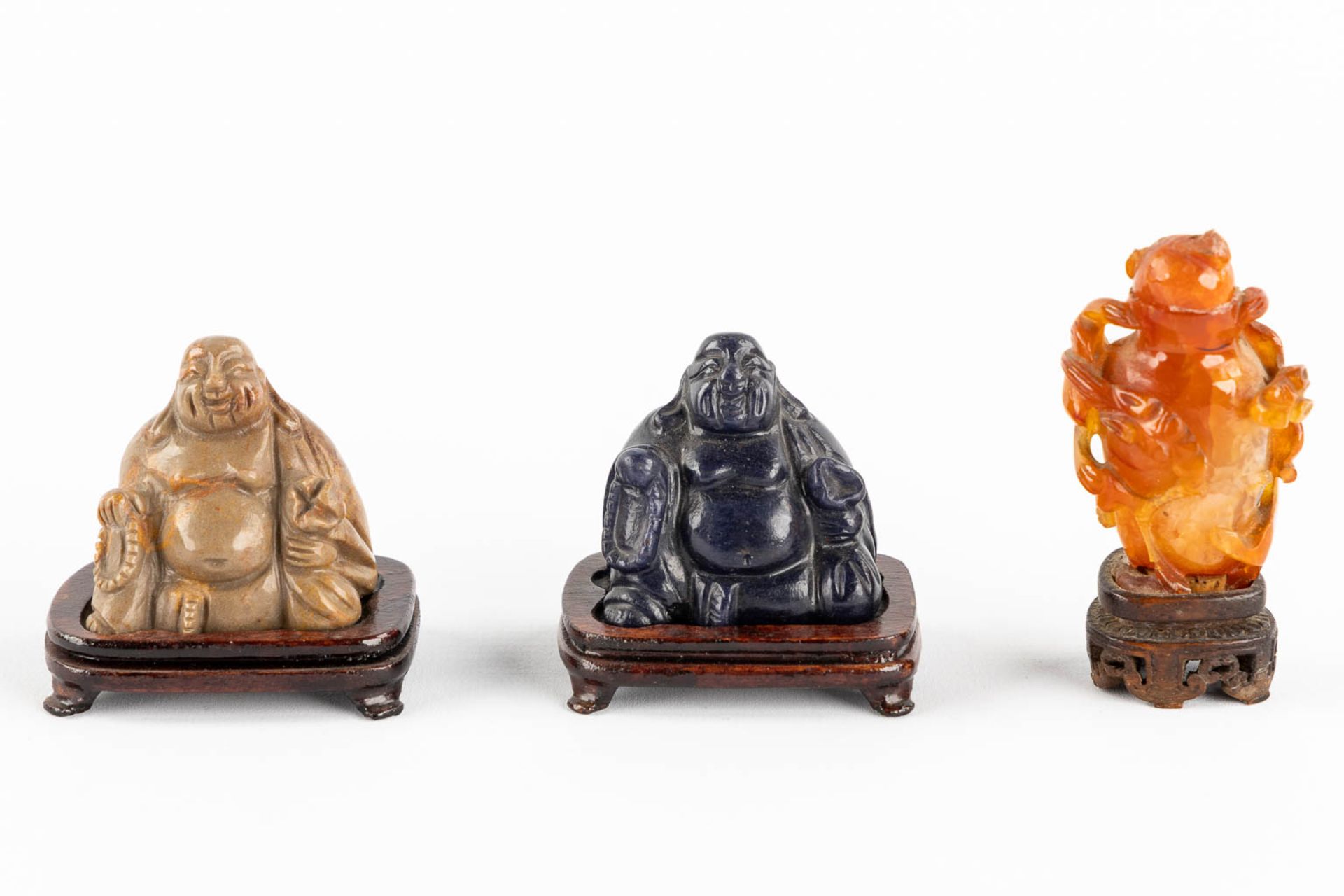 Six Buddha and a snuff bottle, Sculptured hardstones or jade. China. (L:6 x W:8 x H:11,5 cm) - Image 8 of 16
