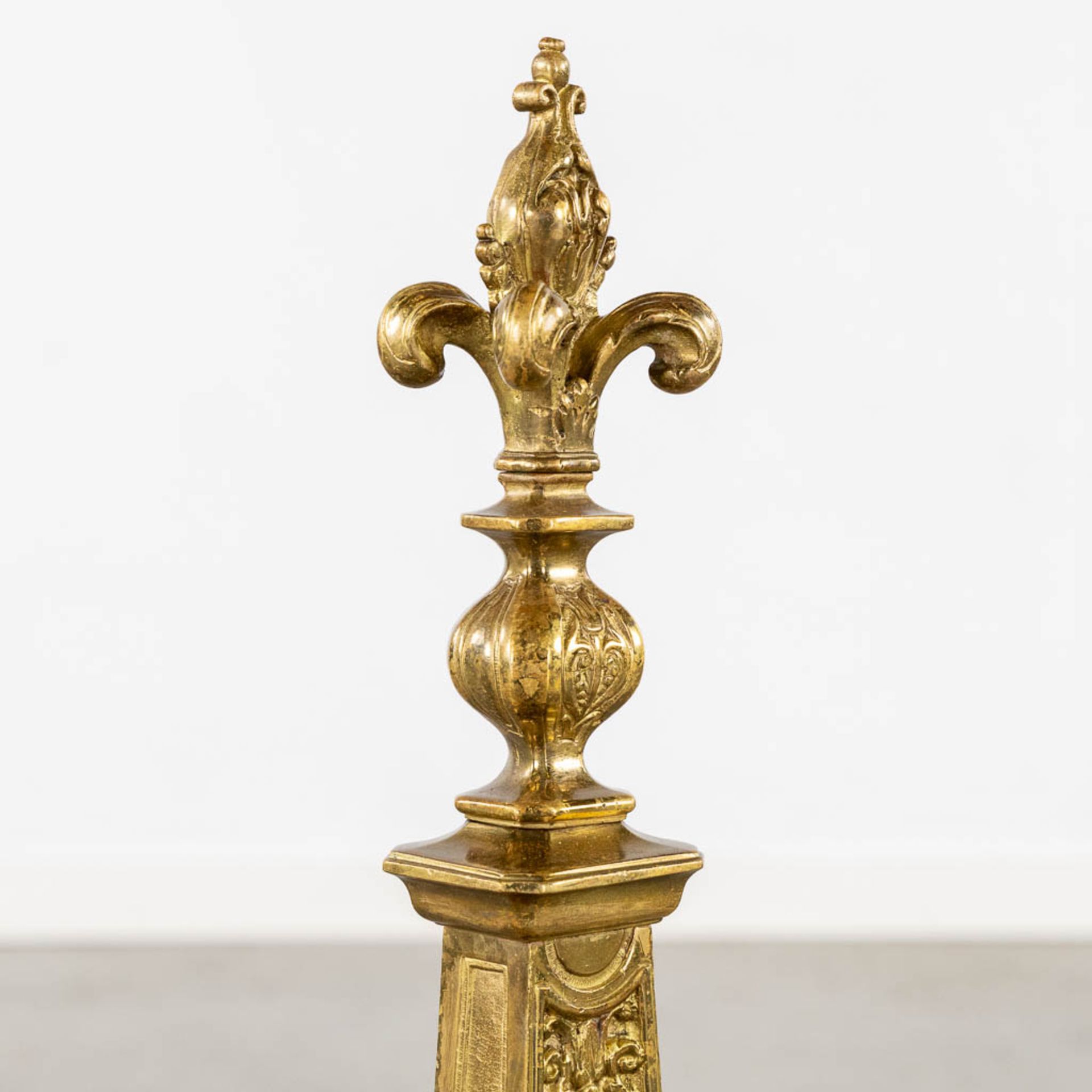 A pair of fireplace bucks and a firescreen, bronze in Louis XVI style. 20th C. (L:27 x W:64 x H:84 c - Bild 11 aus 20