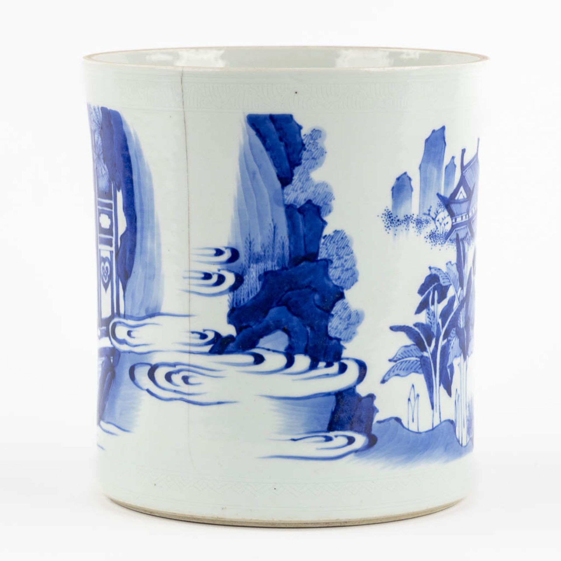 A large Chinese pot, blue-white, decor of figurines in a garden. 20th C. . (H:21 x D:19 cm) - Bild 4 aus 11