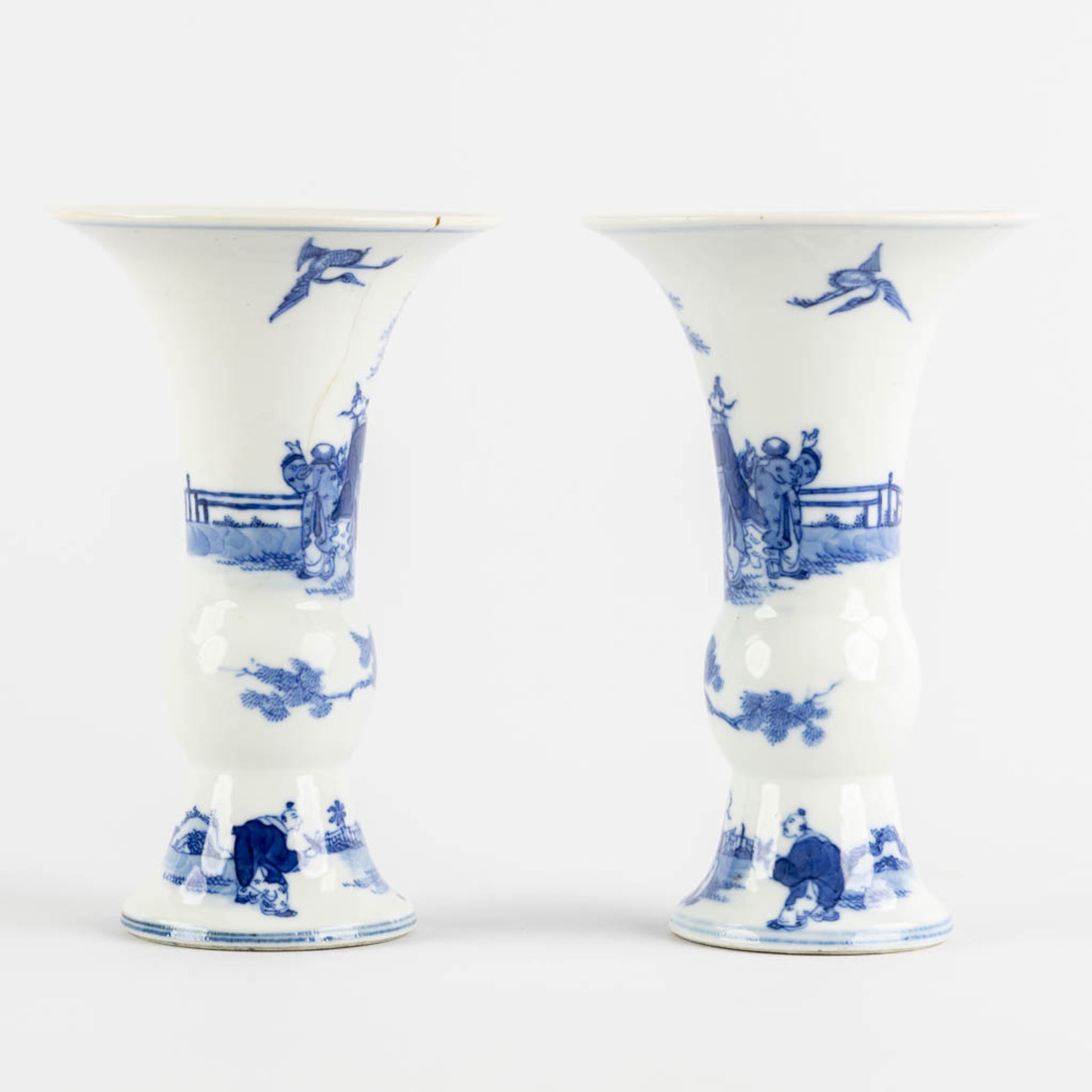 A pair of Chinese 'Gu' vases, blue-white. Marked Yongzheng Reign. 19th/20th C. (H:17 x D:10,5 cm) - Bild 3 aus 9