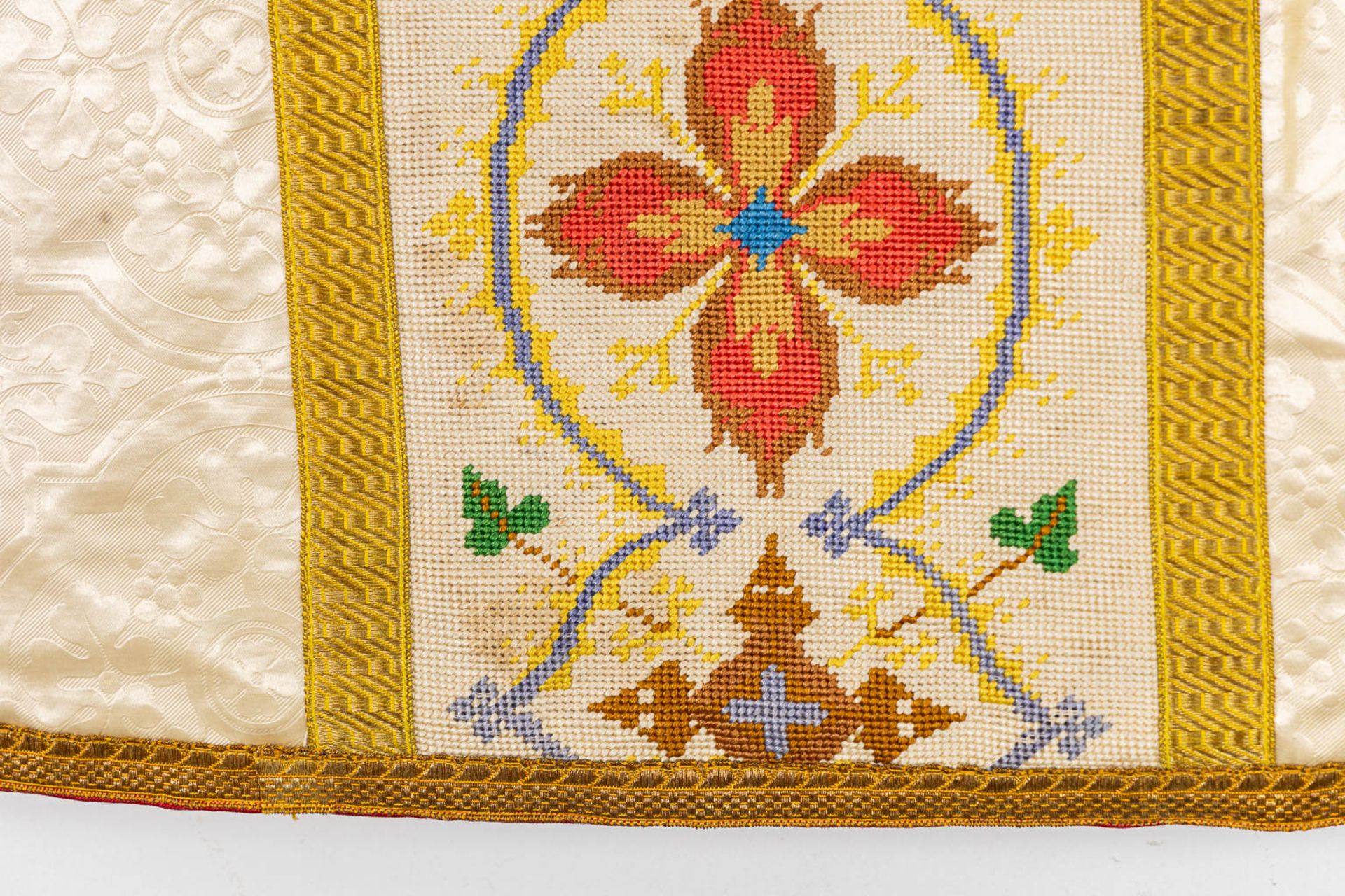 A Humeral Veil and Four Roman Chasubles, embroideries with an IHS and floral decor. - Image 29 of 29