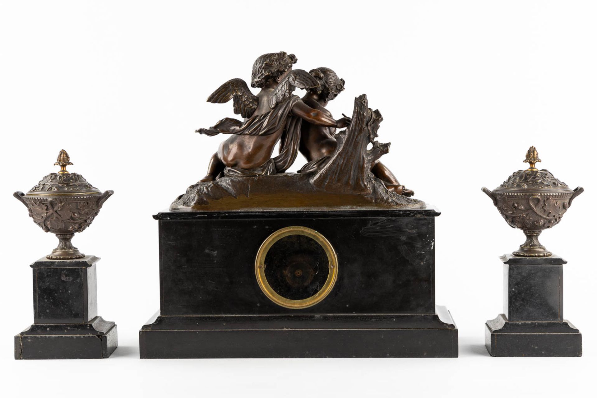 A three-piece mantle garniture clock and side pieces, patinated bronze on black marble. 19th C. (L:2 - Bild 5 aus 14