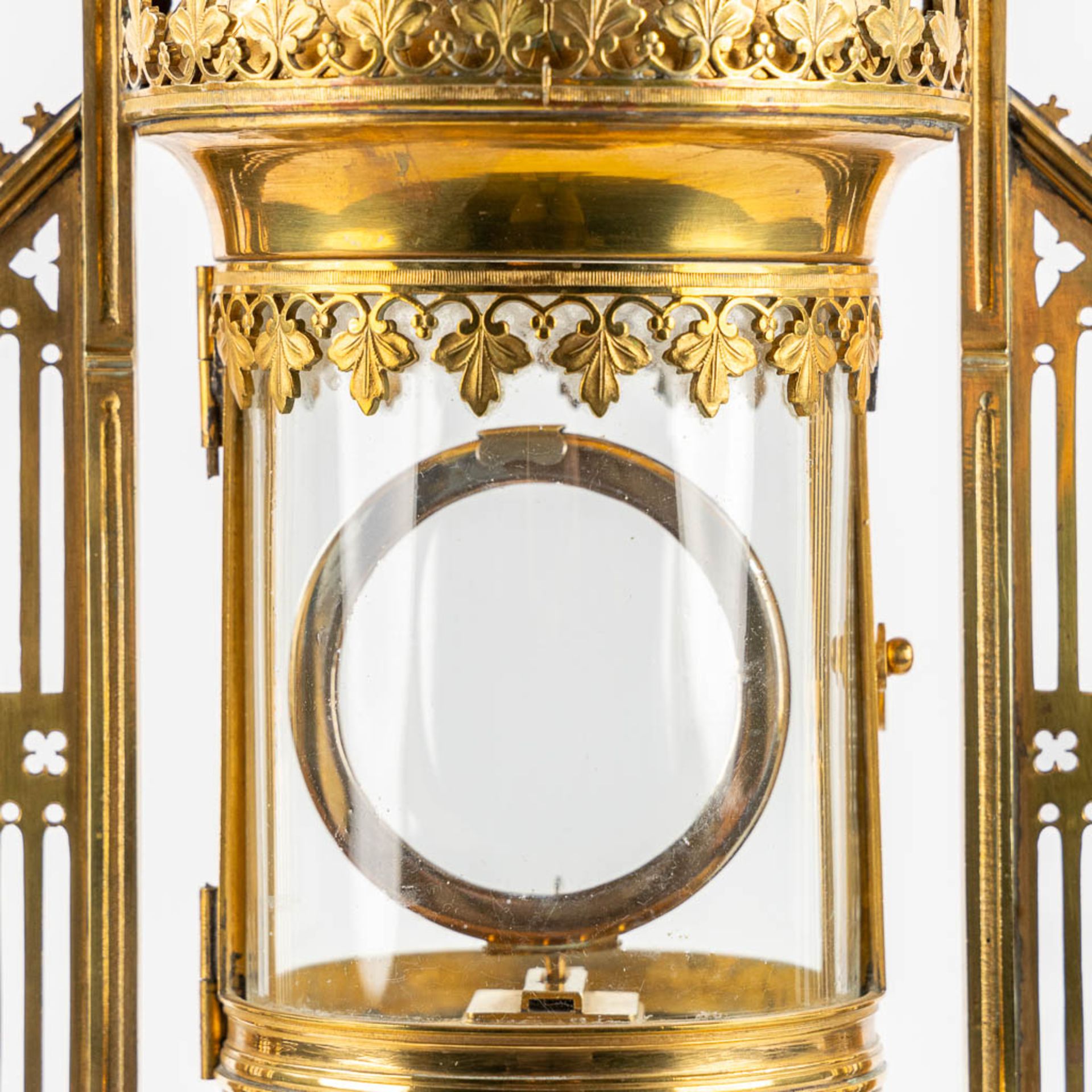 Auguste Moreeuw, Brugge. A tower monstrance, gilt brass in gothic revival style. (L:15,5 x W:20 x H: - Image 10 of 11