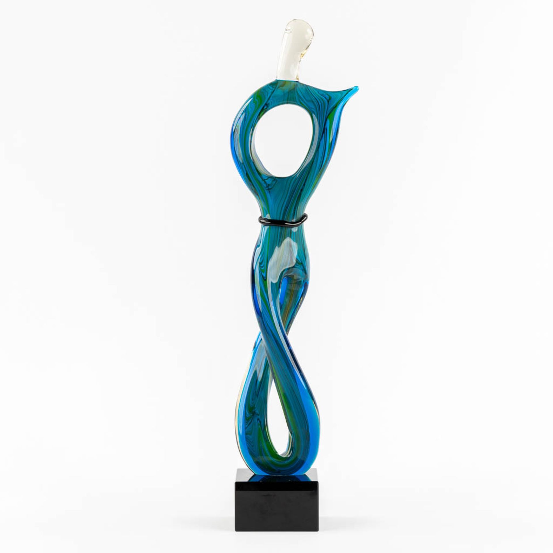 A decorative glass sculpture, Viz glass studio's. (L:10 x W:15 x H:60,5 cm) - Image 5 of 11