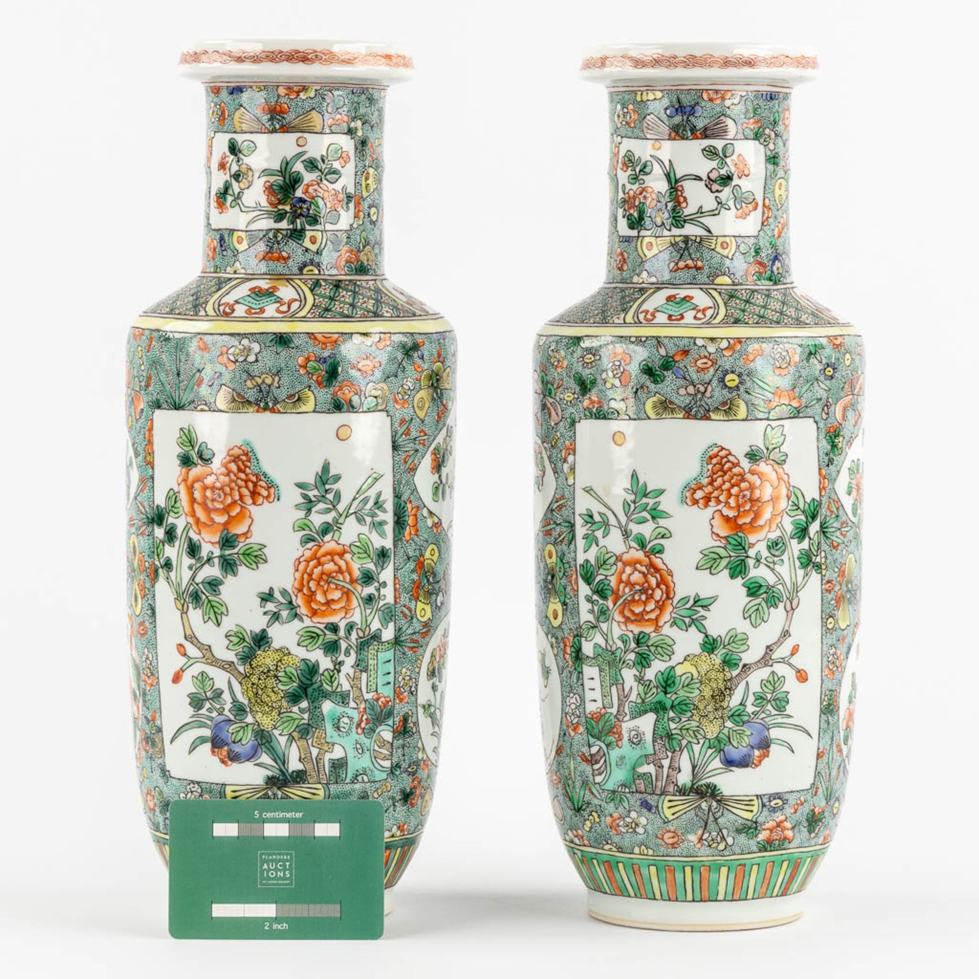 A pair of Chinese Famille Verte vases, decorated with flowers and symbols of happiness. 19th/20th C. - Bild 2 aus 11
