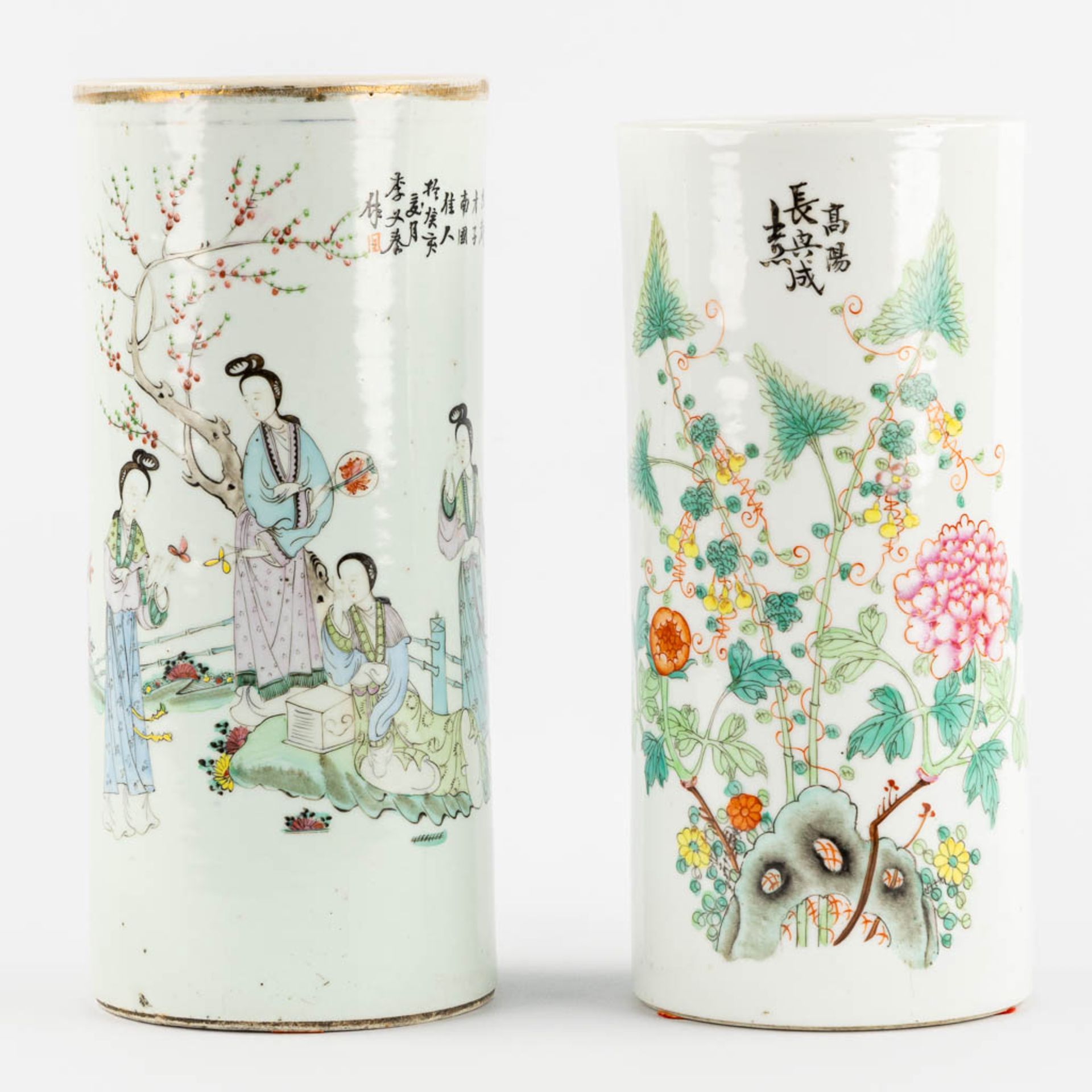 Two Chinese 'Hat Stands' Famille rose decorated with ladies, fauna and flora. (H:28 x D:12,5 cm)