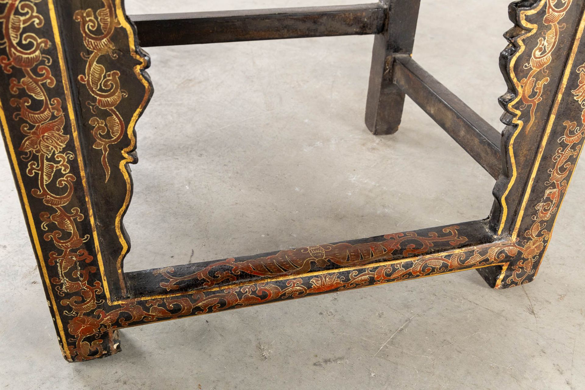 Two Chinese chairs, patinated wood decorated with Foo Lions and floral decor. 19th/20th C. (L:46 x W - Bild 35 aus 38