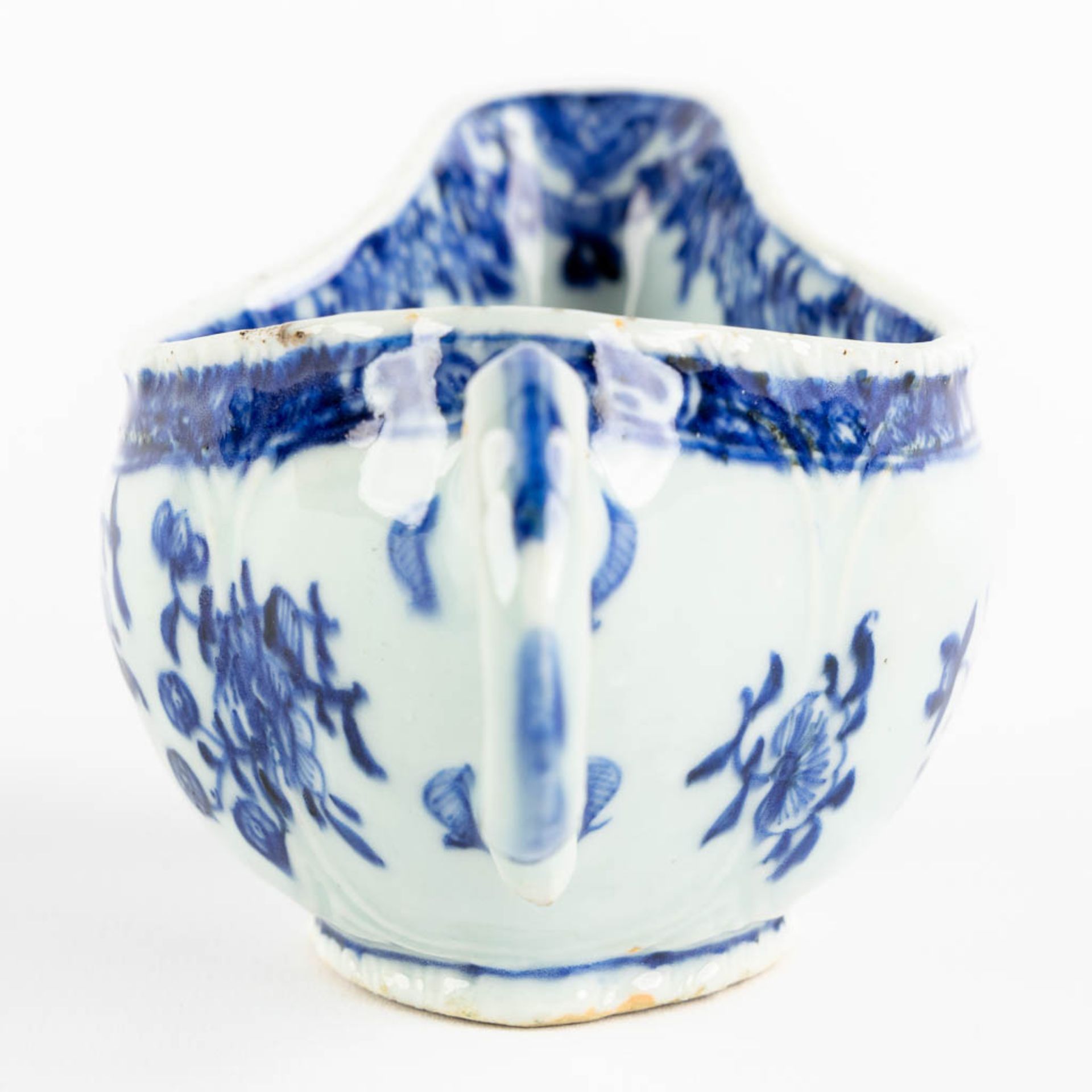 A Chinese saucer, blue-white decor. (L:10 x W:18 x H:8 cm) - Bild 6 aus 7