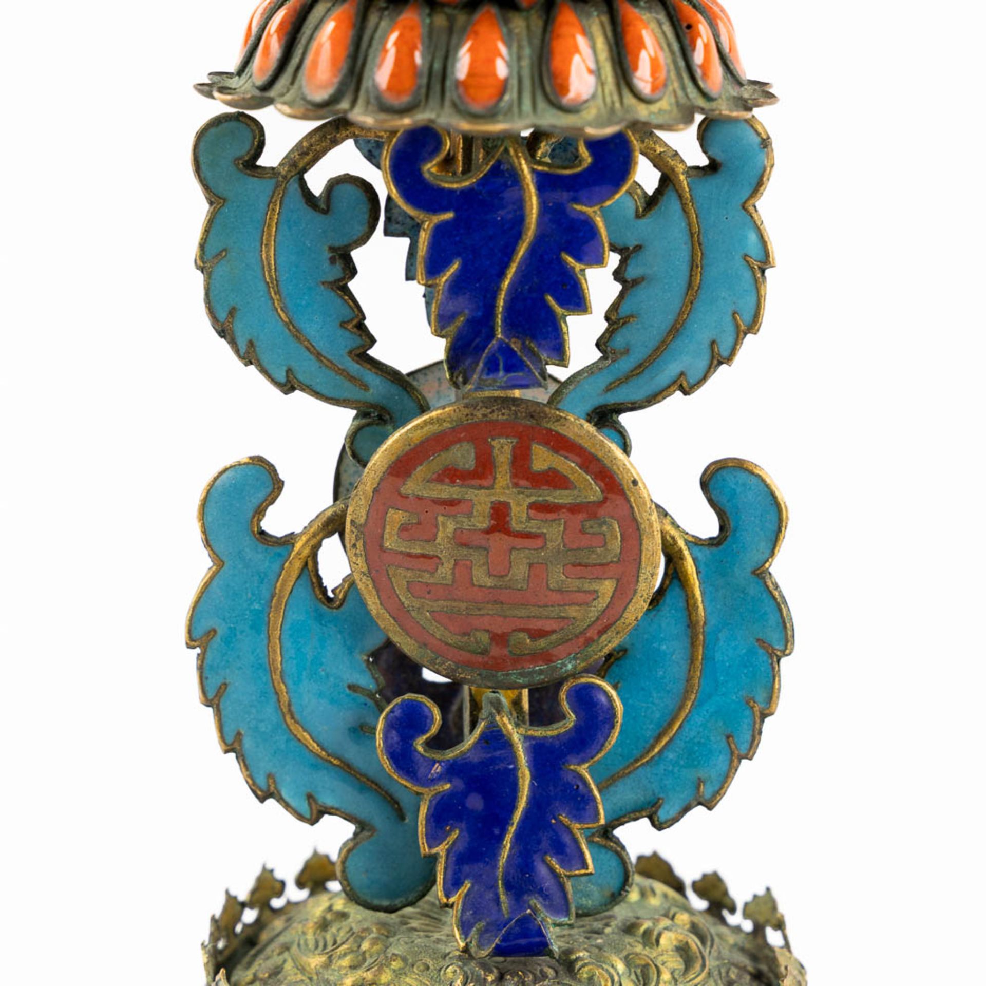 Two Chinese enamel inlaid and gilt metal Buddhist altar ornaments. 19th C. (H:32 x D:9 cm) - Bild 9 aus 11