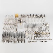 A collection of silver-plated metal and cutlery, added a cocktail shaker. 90 pieces. (H:23 cm)