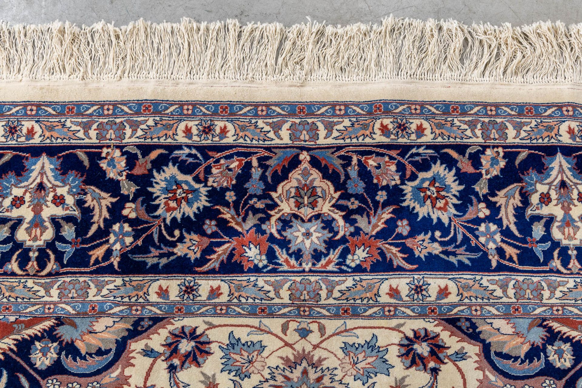 An Oriental hand-made carpet, Isfahan. (L:312 x W:250 cm) - Bild 6 aus 9