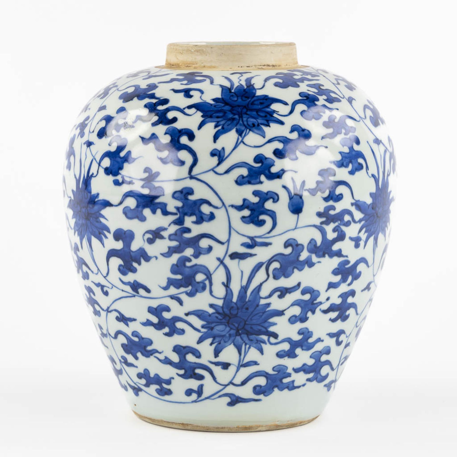 A Chinese jar, blue-white scrolling lotus, 20th C. (H:25 x D:21 cm) - Bild 3 aus 9