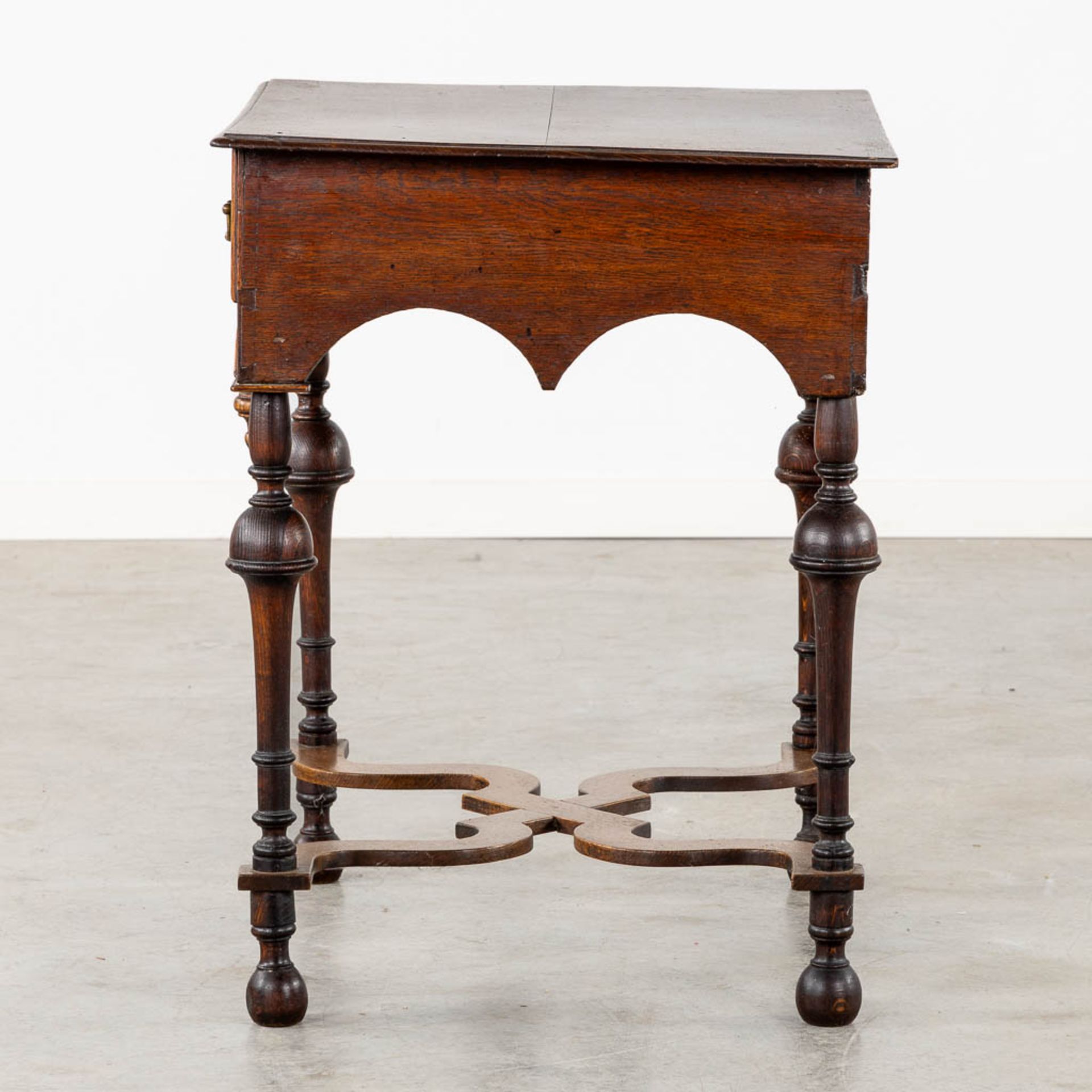 An antique oak 'Pay Table', The Netherlands, 18th C. (L:53 x W:69 x H:70 cm) - Image 5 of 11