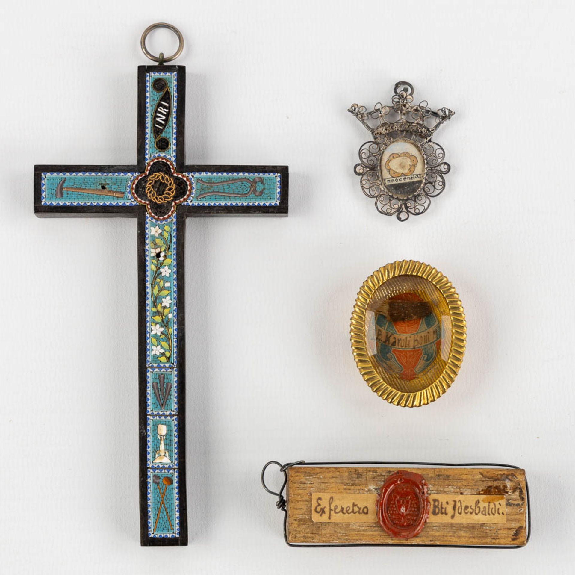 Three sealed theca with relics and a crucifix, Beati Idesbaldi, Beati Karoli Boni, ? (W:7,6 x H:14,3