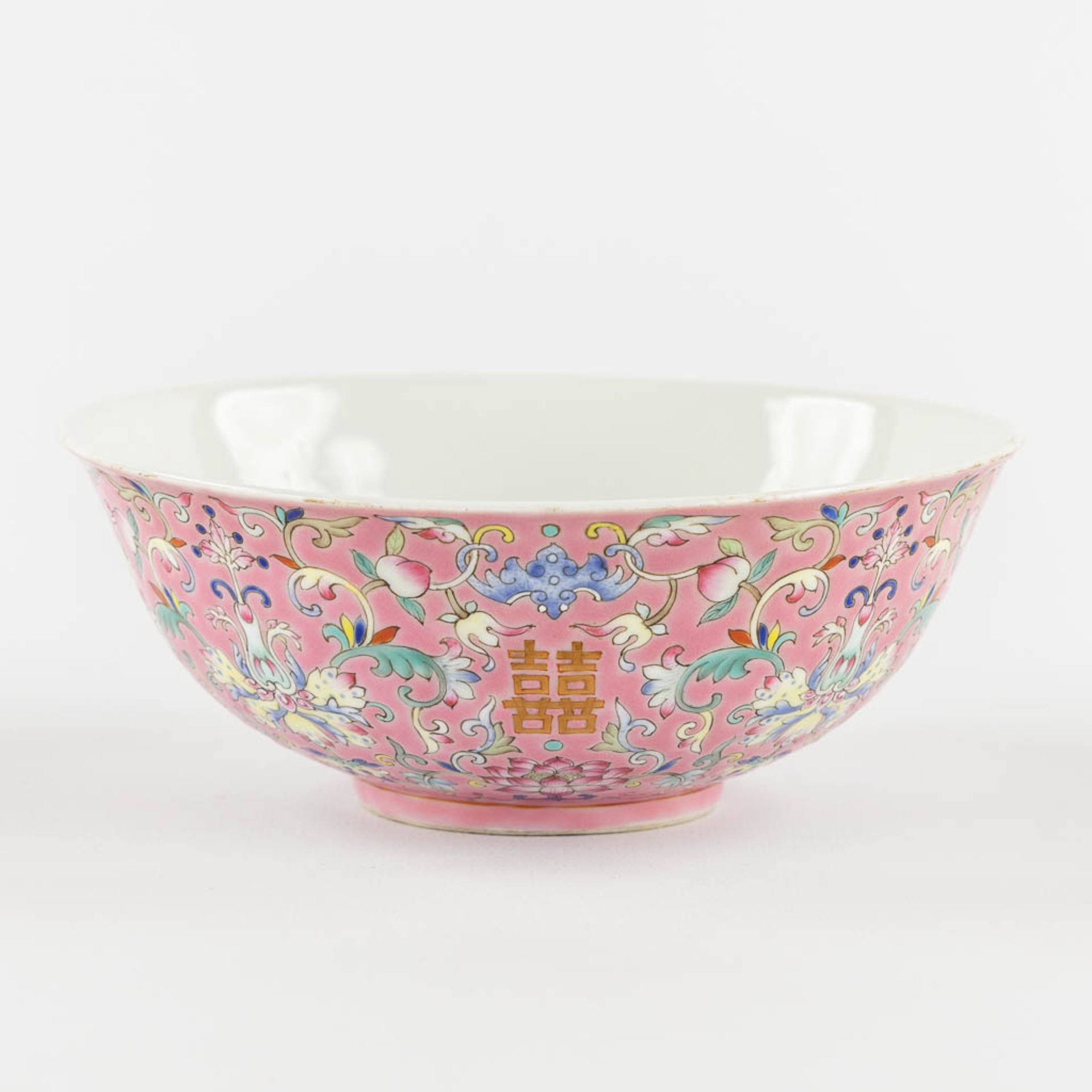 A Chinese Famille Rose bowl decorated with peaches, Daoguang mark. (H:6 x D:16,5 cm) - Image 5 of 11
