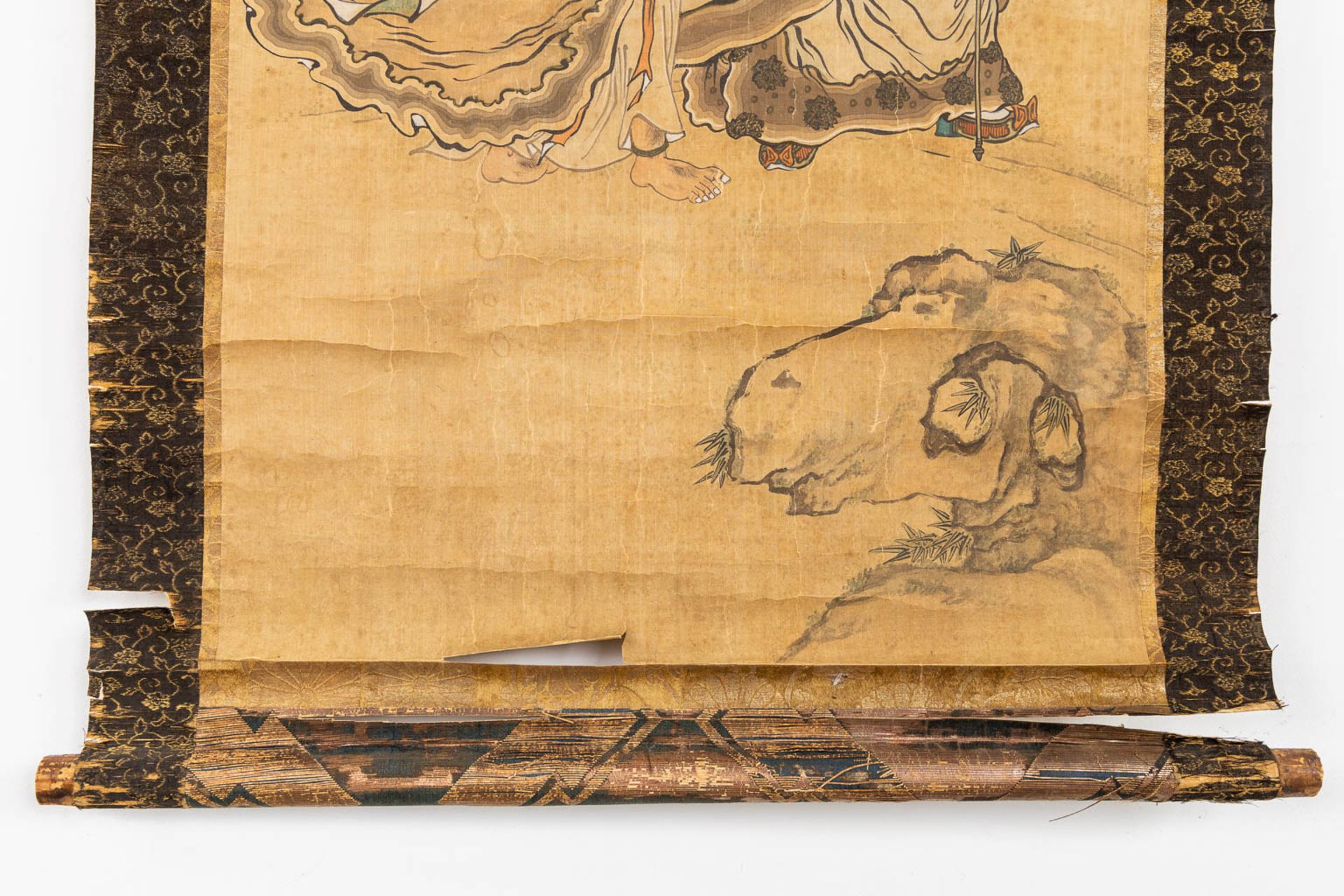 A Chinese scroll, depicting a wise man and his desciple. 19th C. (W:57 x H:180 cm) - Image 8 of 9