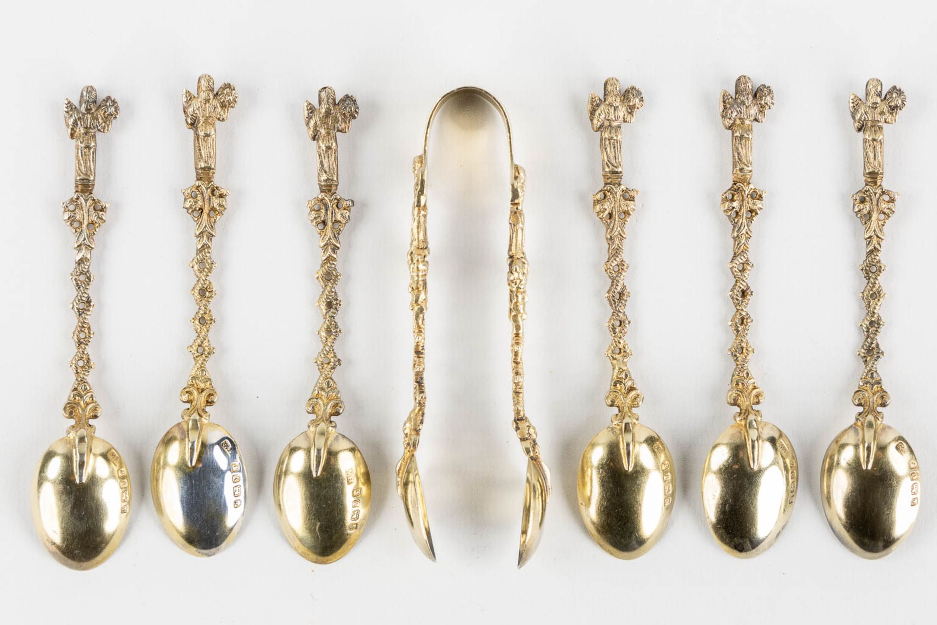 6 coffee spoons, a sugarthong, sugar caster and ice scoop, silver. France and UK, 19th C. (L:17 x W: - Image 6 of 15