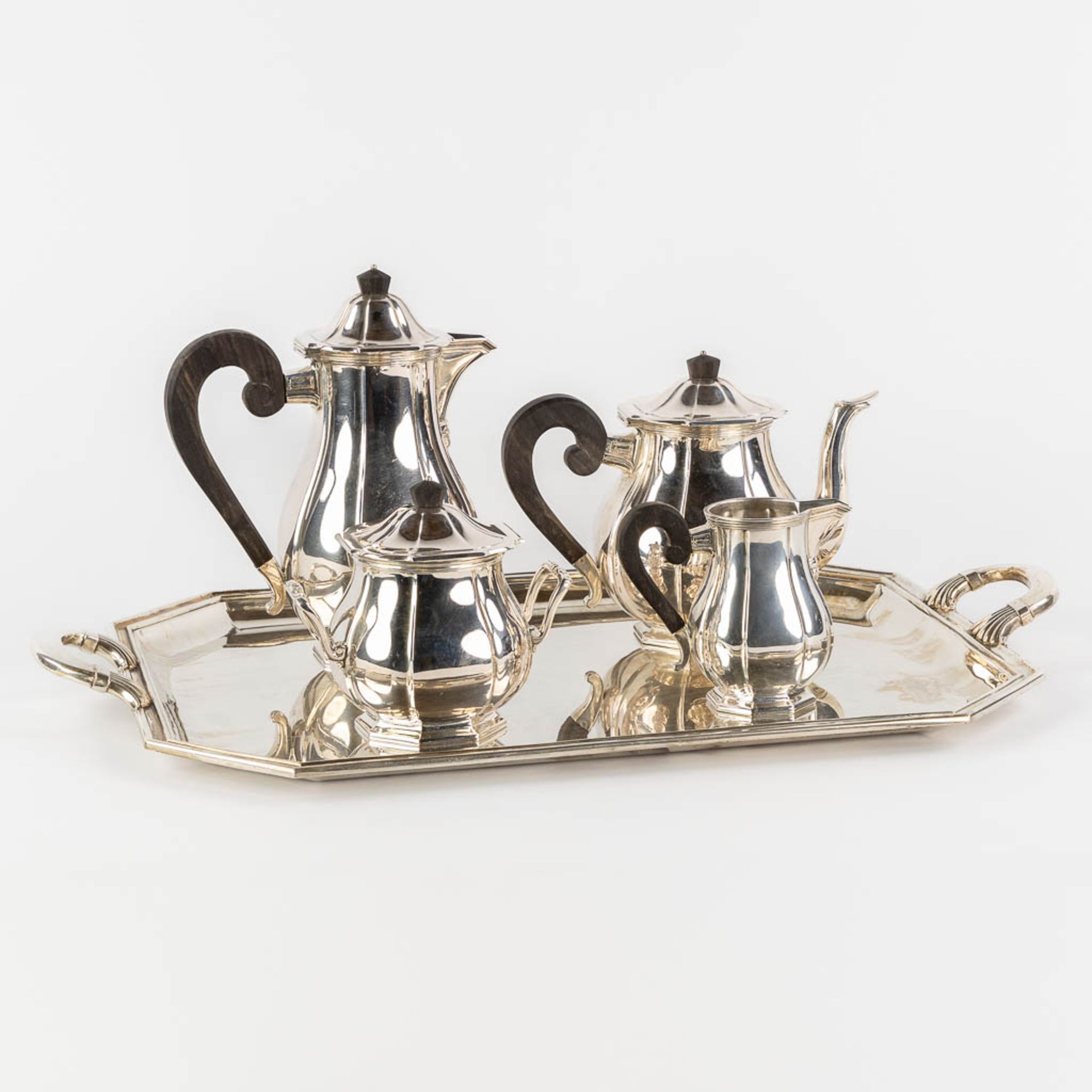 Decoster Bruxelles, a silver coffee and tea service standing on a platter. 6,247kg, M900 &amp; M800.