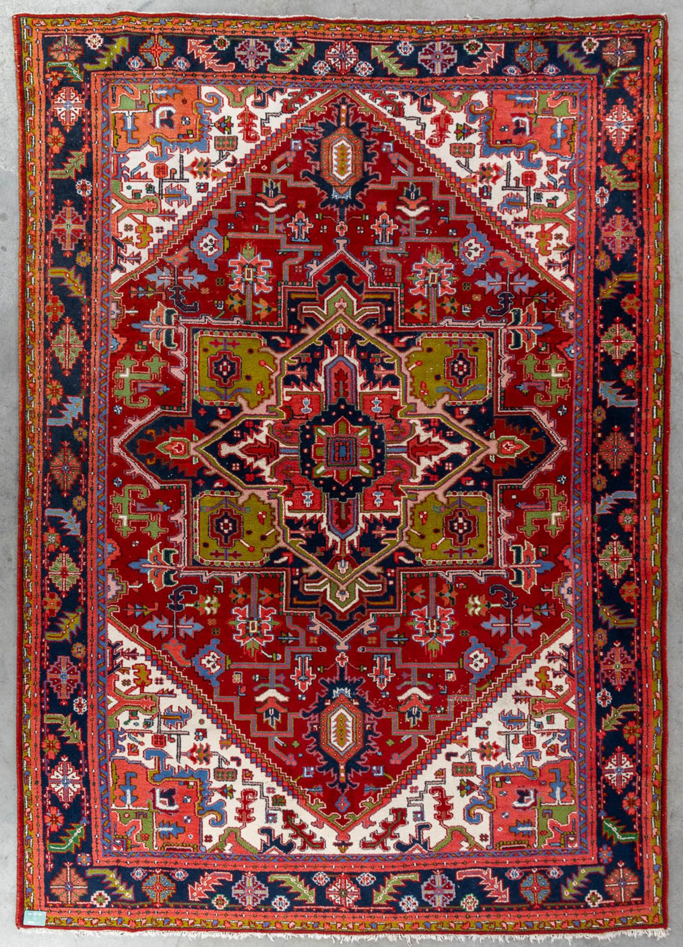 An Oriental hand-made carpet, Heriz. (L:350 x W:252 cm) - Bild 2 aus 11