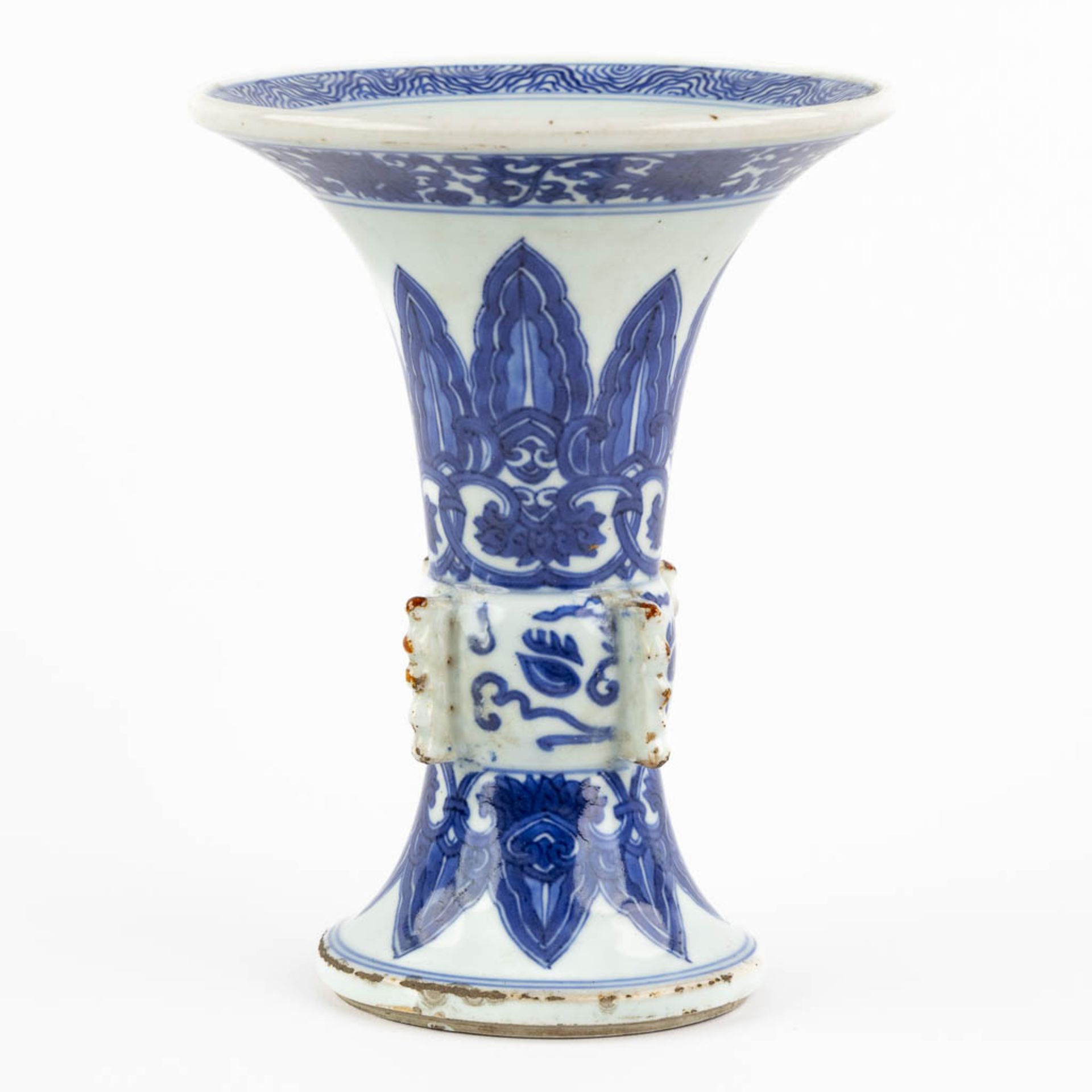 A Chinese Beaker vase, blue-white, Kangxi or Yongzheng period. (H:20 x D:15,5 cm) - Bild 3 aus 11