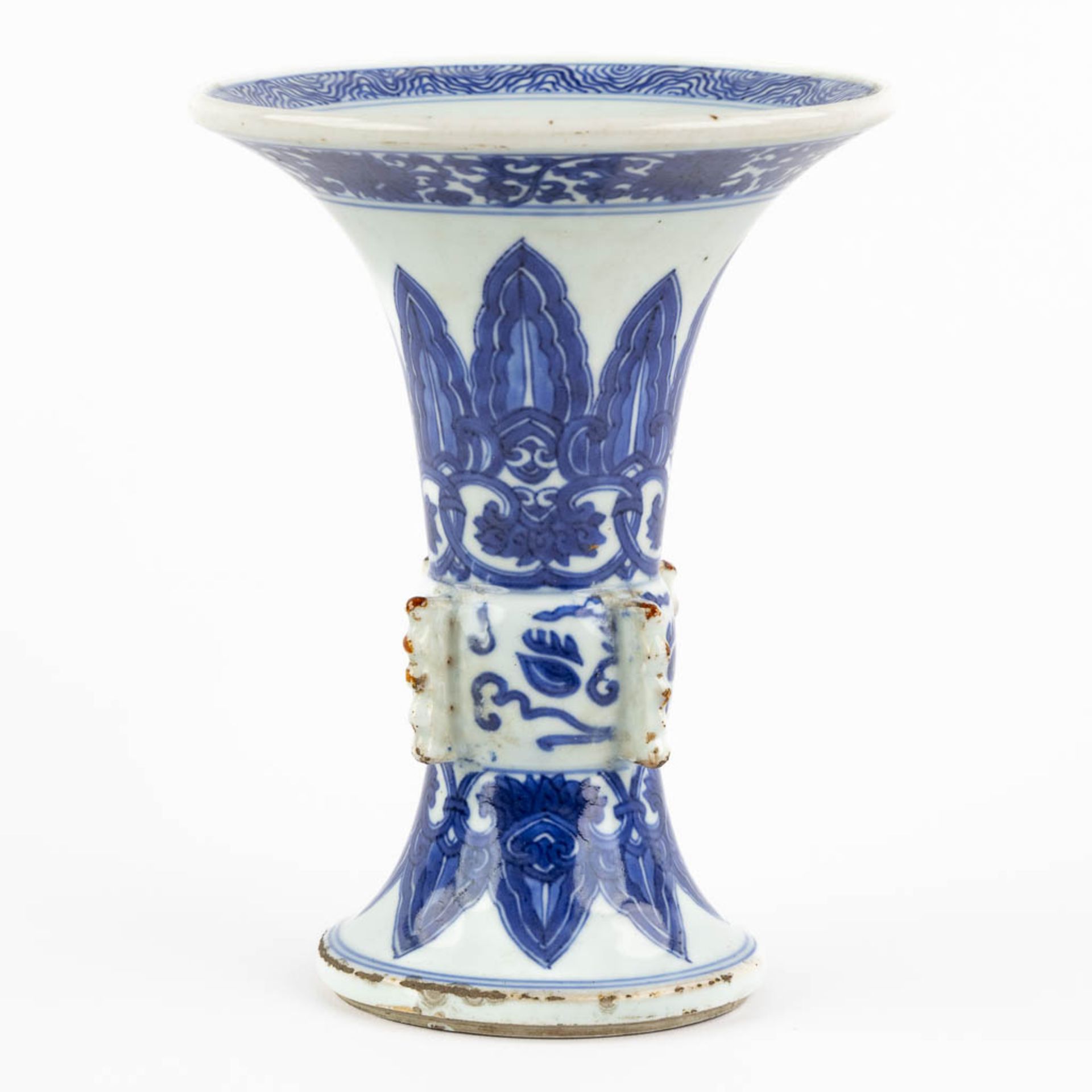 A Chinese Beaker vase, blue-white, Kangxi or Yongzheng period. (H:20 x D:15,5 cm) - Image 3 of 11