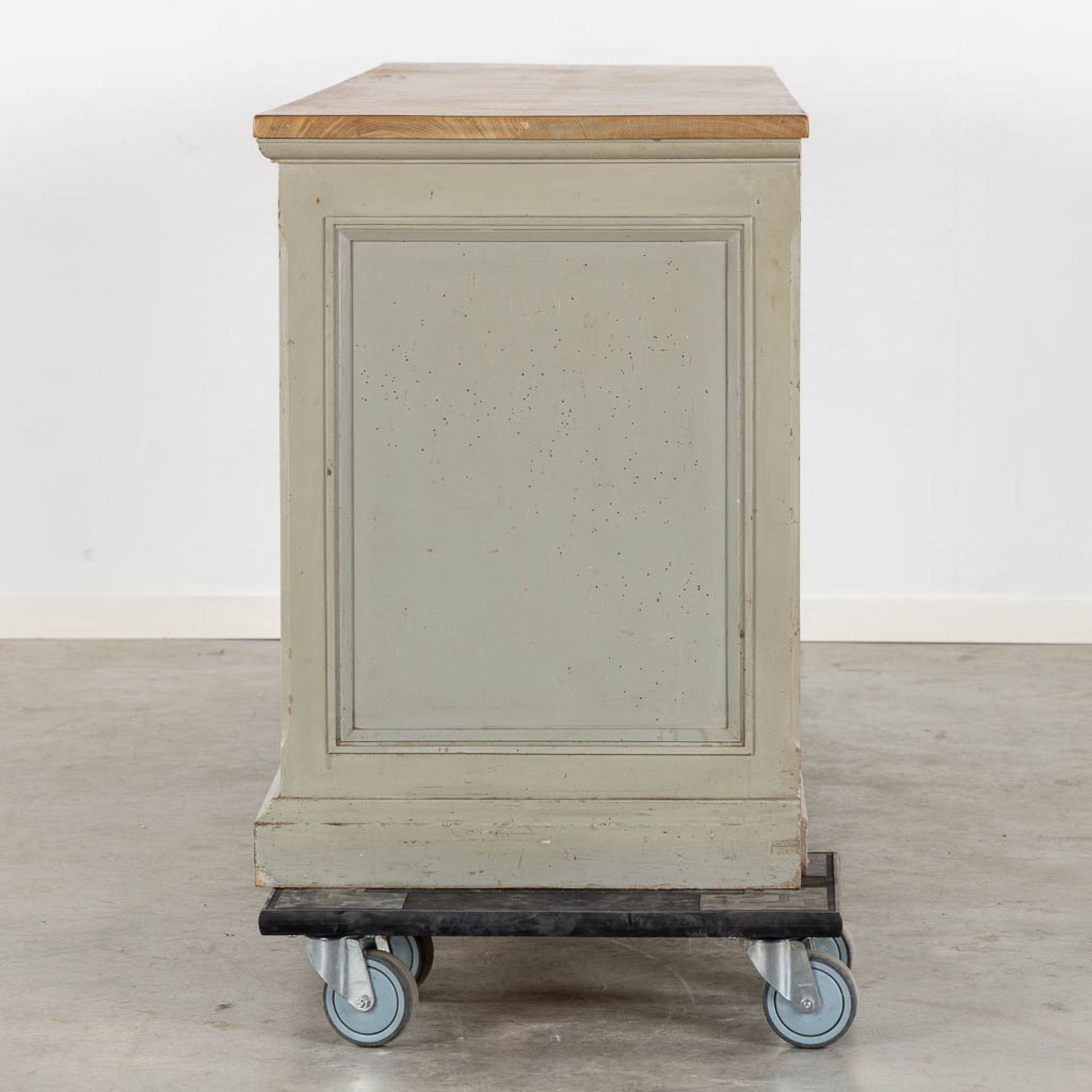 A large 'Shop Counter' patinated and oiled wood. 20th C. (L:57 x W:230 x H:80 cm) - Image 4 of 11