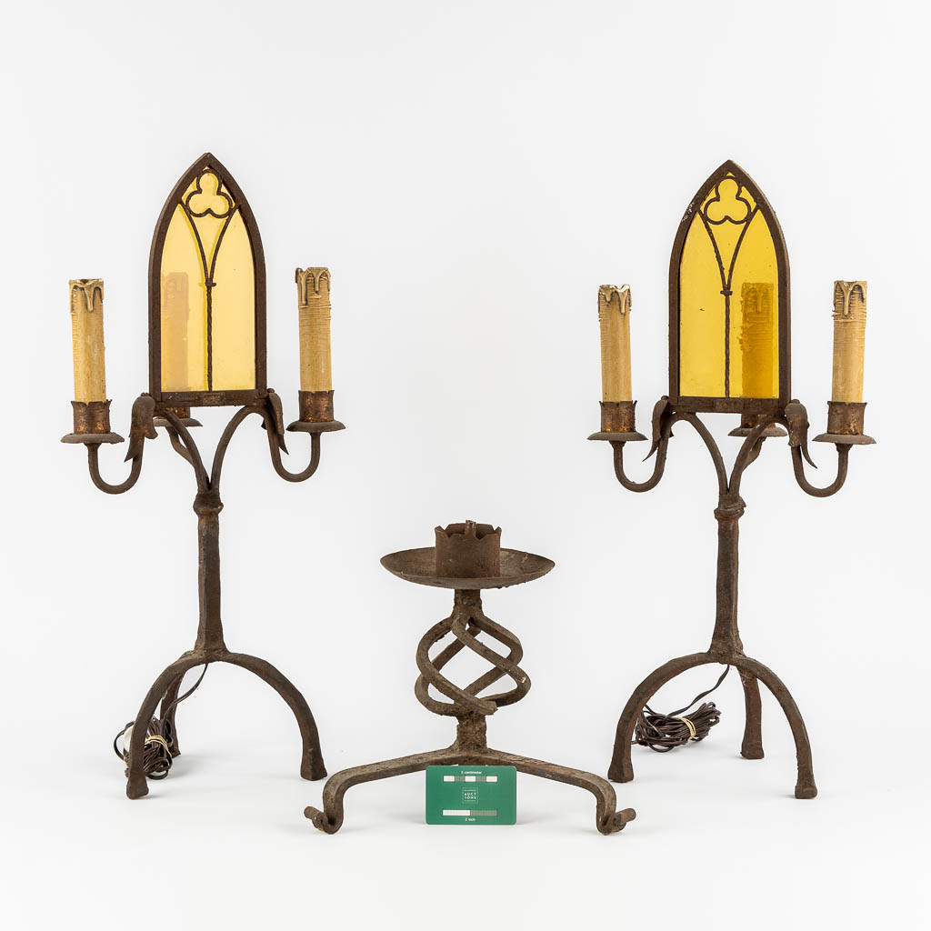 A pair of wrought iron table lamps in a Gothic Revival style. Added a candlestick. (H:63 cm) - Image 2 of 9