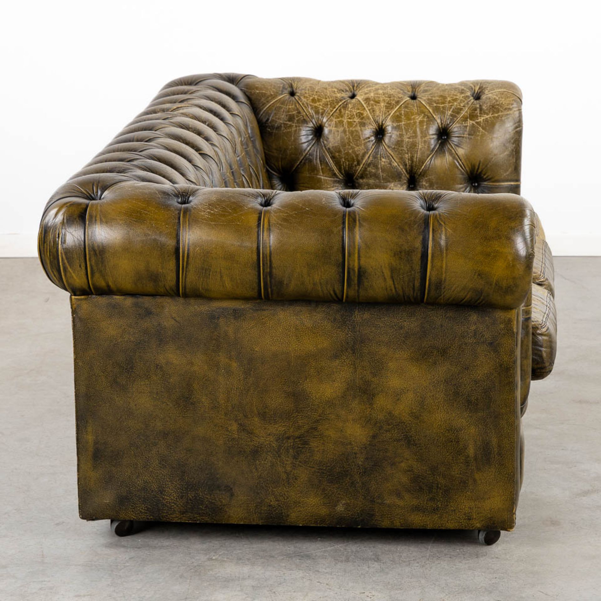 A Chesterfield three-person, green leather sofa. (L:90 x W:188 x H:68 cm) - Bild 6 aus 13