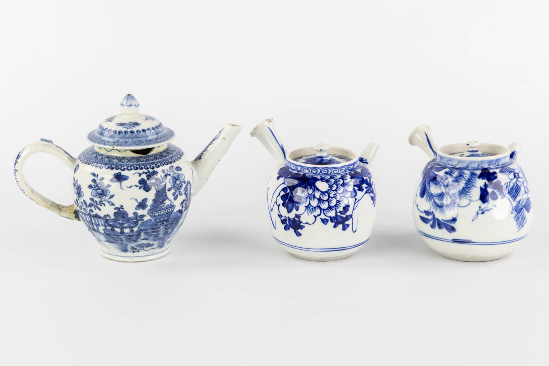 Three Chinese and Japanese teapots, blue-white decor. (W:20 x H:14 cm) - Image 3 of 17