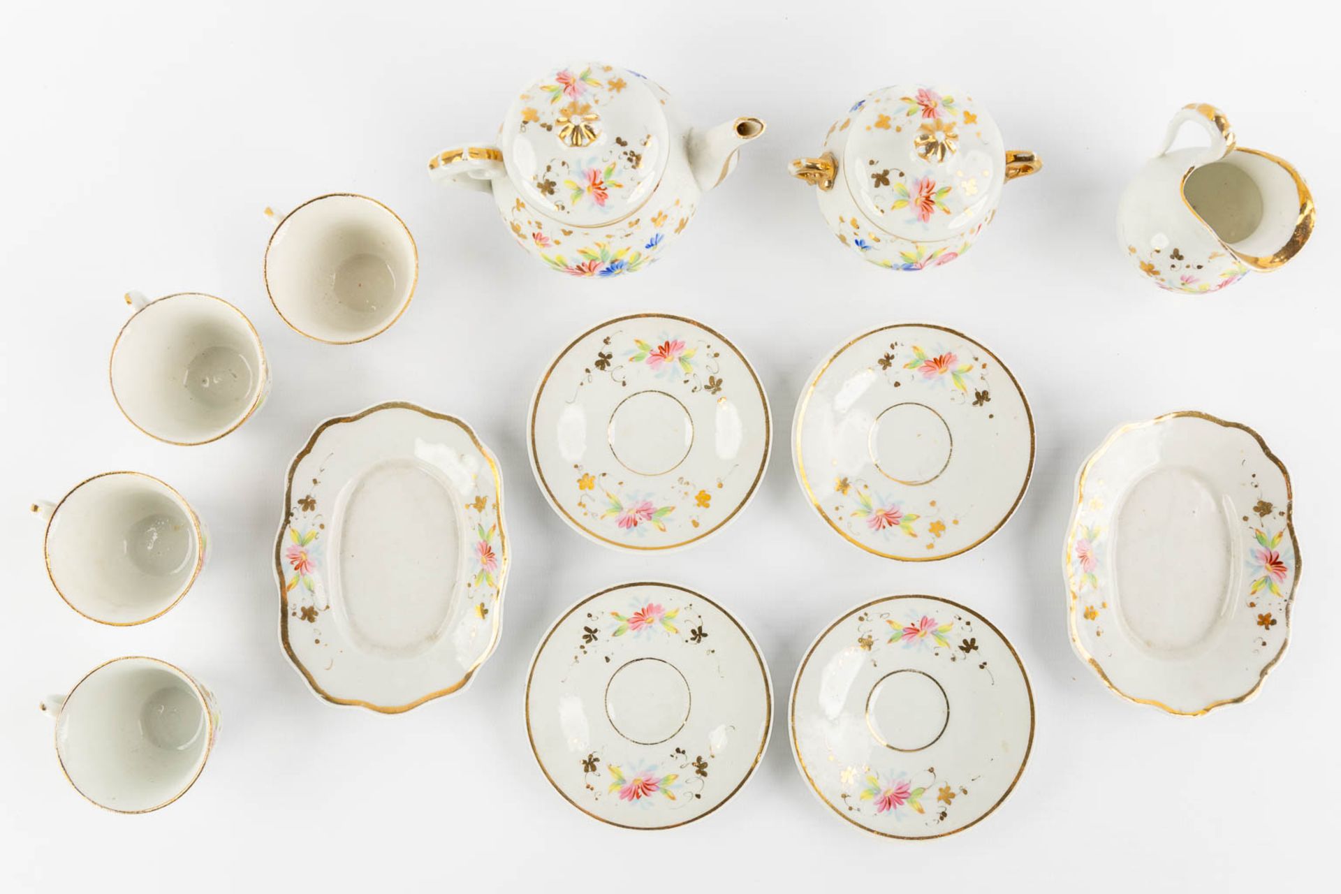 A children's tea set, polychrome porcelain. Circa 1900-1920. (L:20 x W:33 x H:10 cm) - Bild 6 aus 11