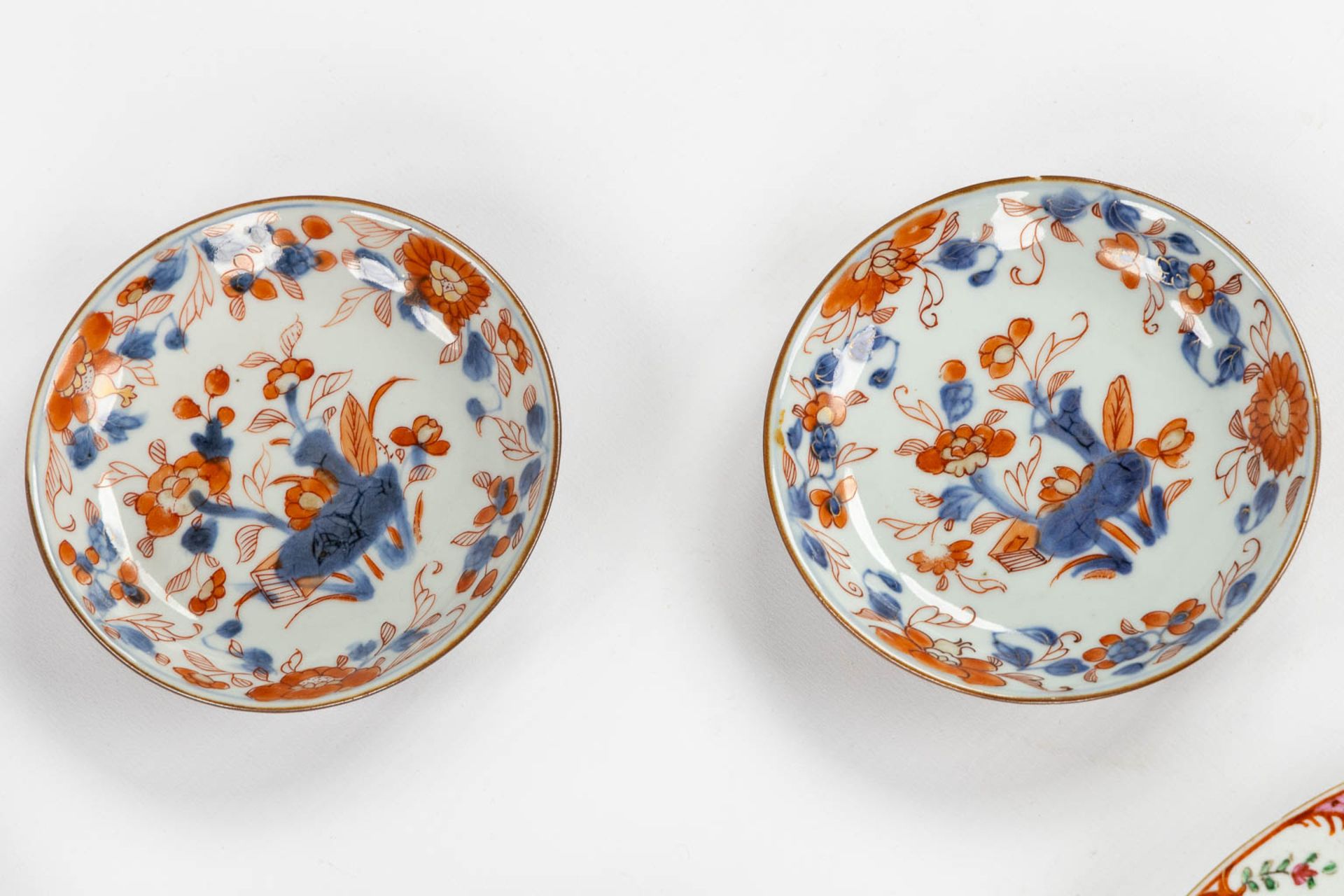 Eleven plates, Blue-White and Famille Rose, 18th and 19th C. (D:36,5 cm) - Bild 8 aus 9