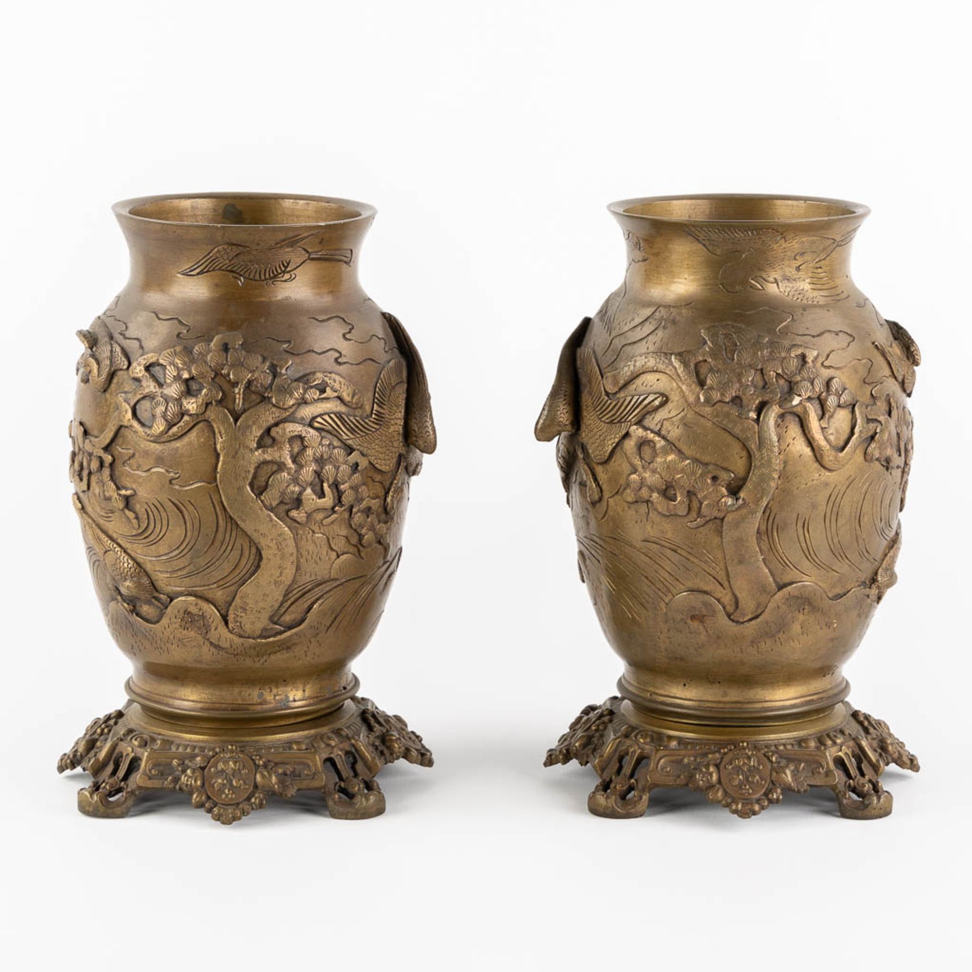 A pair of Oriental vases, depicting flying birds and trees. Patinated bronze. (H:27 x D:16 cm) - Bild 3 aus 16