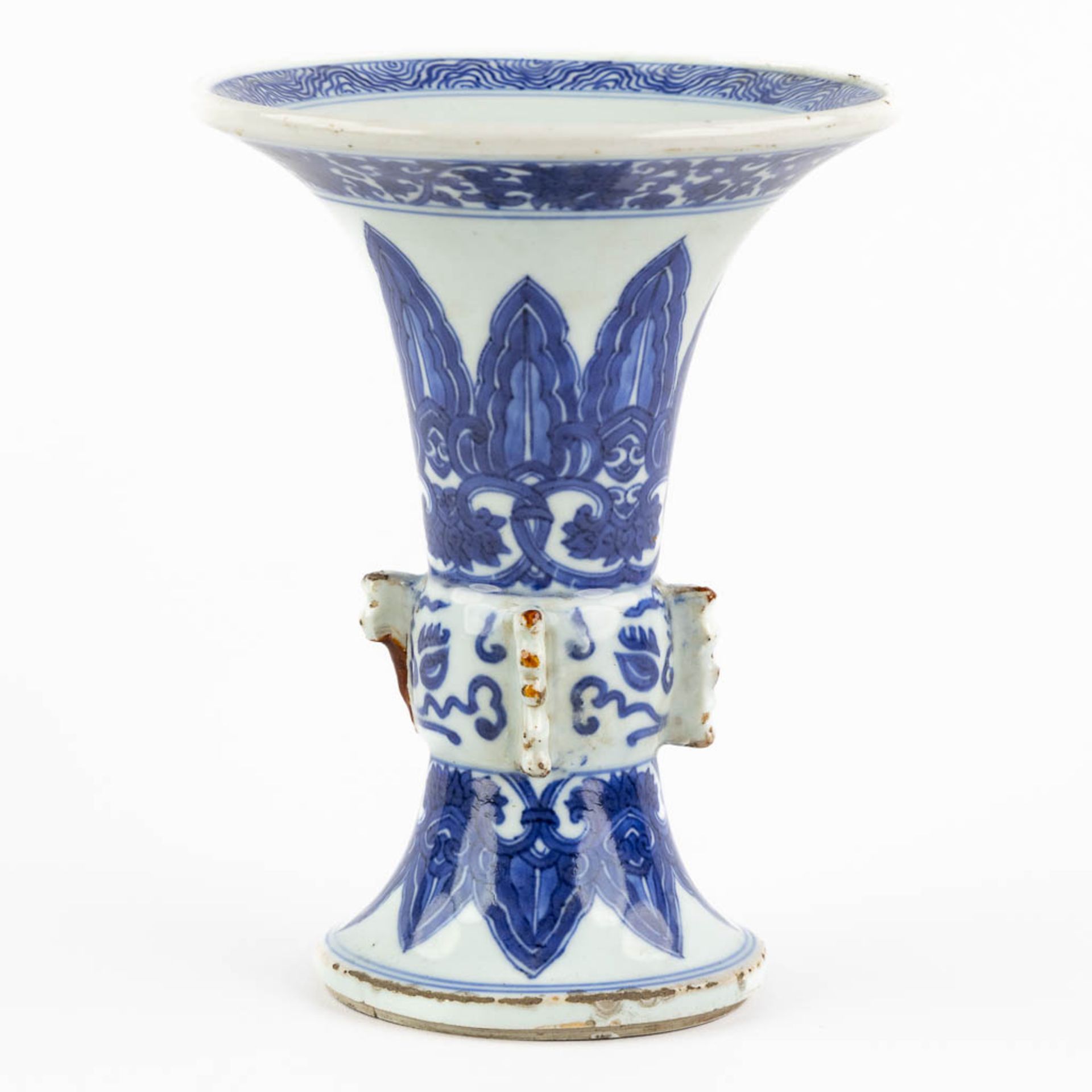 A Chinese Beaker vase, blue-white, Kangxi or Yongzheng period. (H:20 x D:15,5 cm) - Image 4 of 11