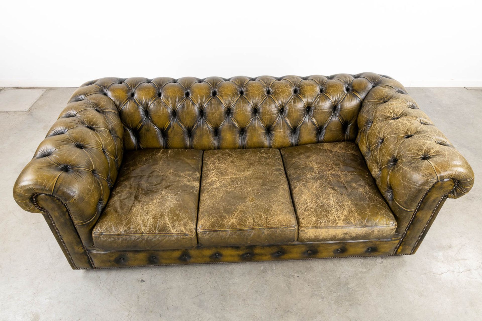 A Chesterfield three-person, green leather sofa. (L:90 x W:188 x H:68 cm) - Bild 12 aus 13