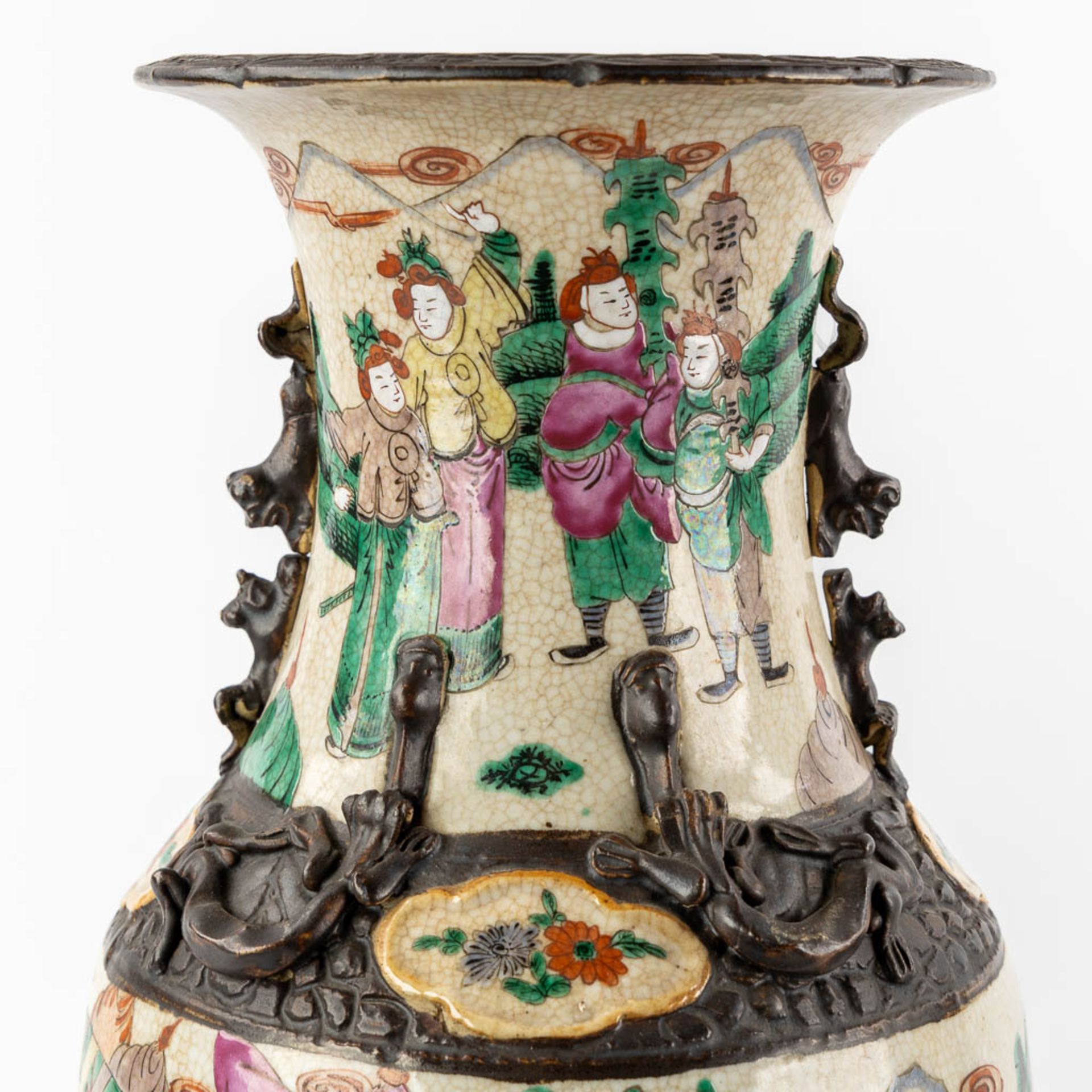 A pair of Chinese Nanking vases, decorated with battle scènes. (H:44 x D:20 cm) - Image 12 of 13