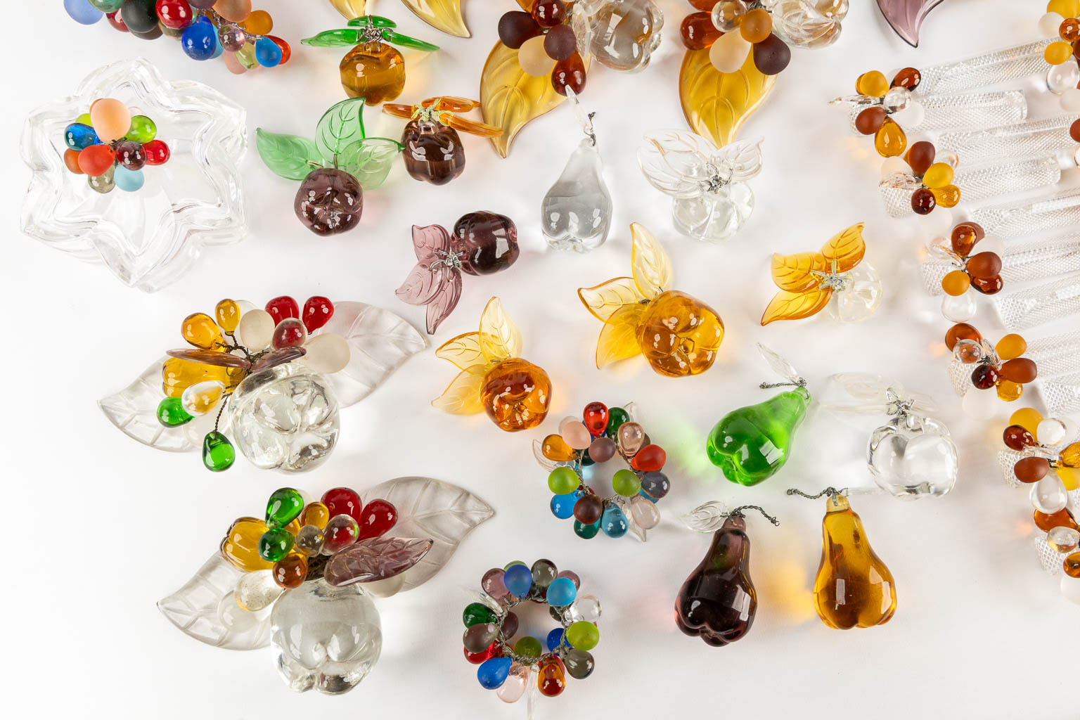 A large collection of table decoration and ornaments, coloured glass. (H:16 x D:16 cm) - Image 11 of 11