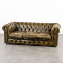 A Chesterfield three-person, green leather sofa. (L:90 x W:188 x H:68 cm)