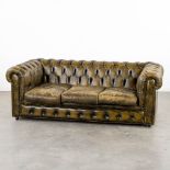 A Chesterfield three-person, green leather sofa. (L:90 x W:188 x H:68 cm)