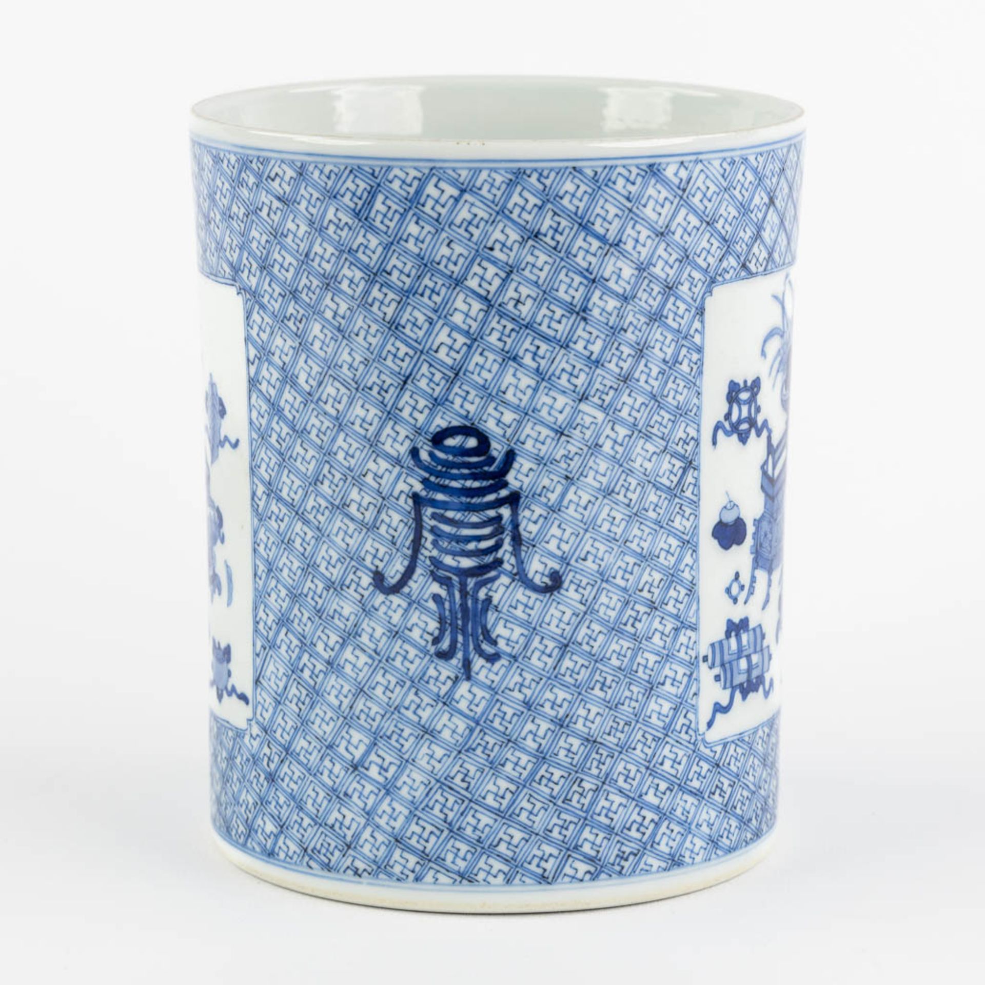 A Chinese brush pot, blue white, Swastika decor. Kangxi Style mark. (H:14,7 x D:12 cm) - Bild 4 aus 12